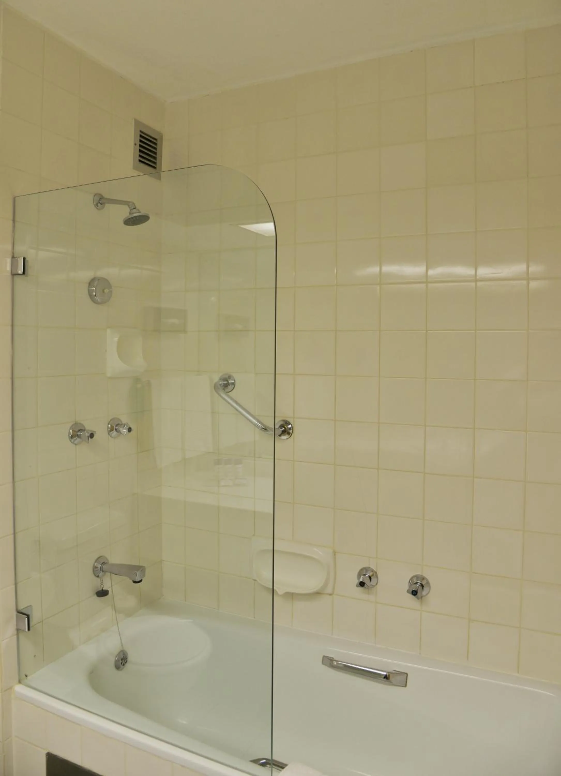 Bathroom in Cumberland Hotel Worcester