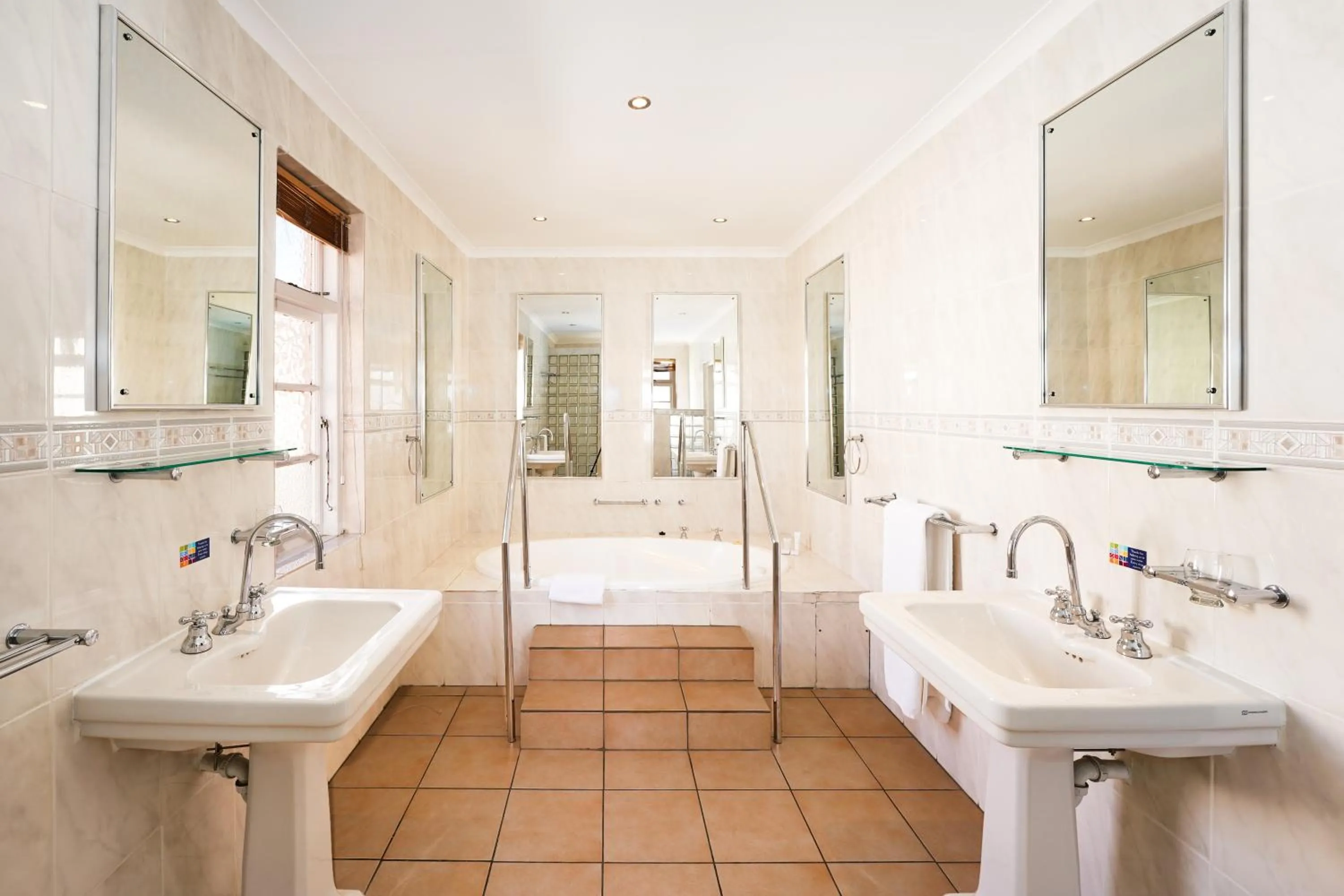 Bathroom in Cumberland Hotel Worcester