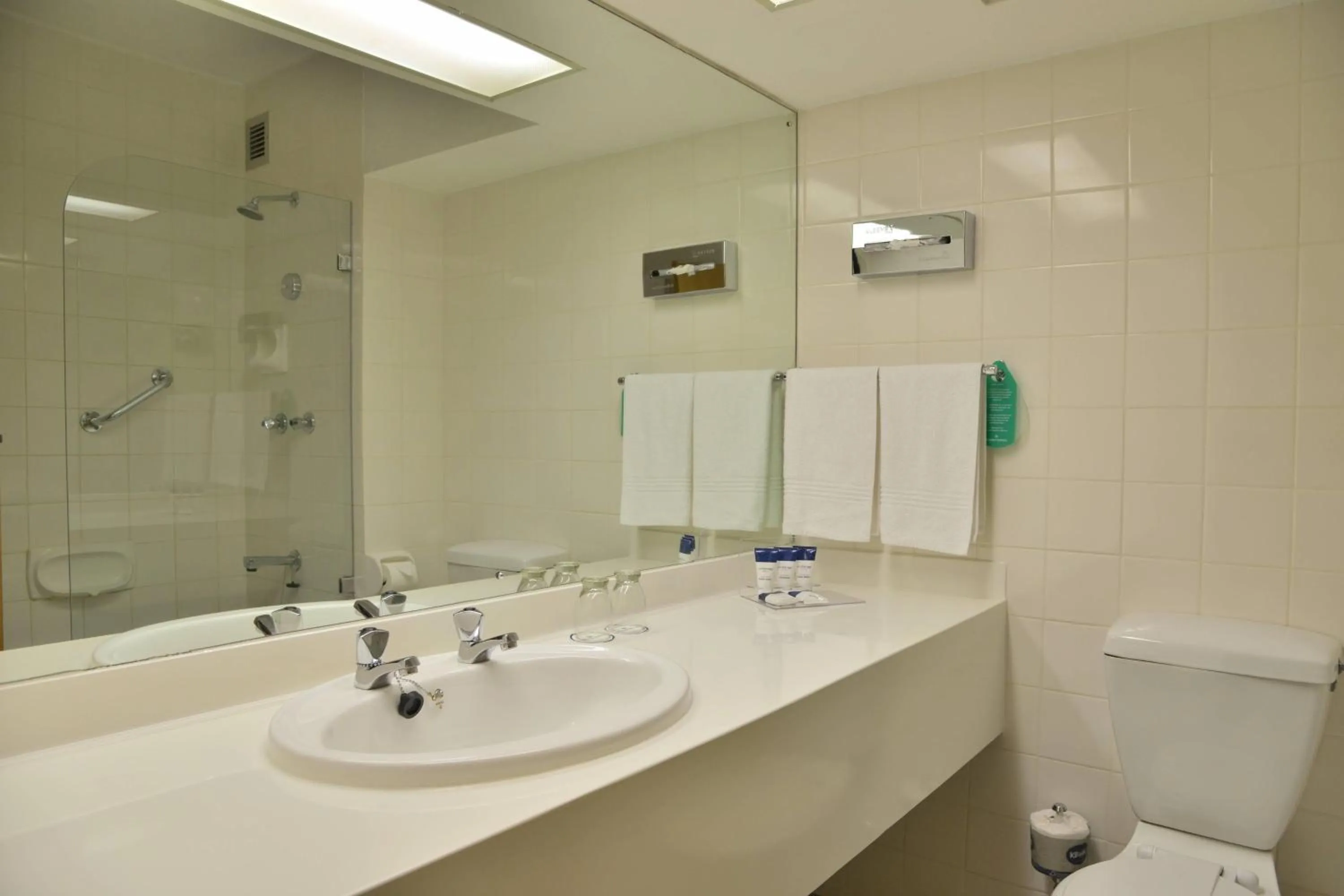 Bathroom in Cumberland Hotel Worcester