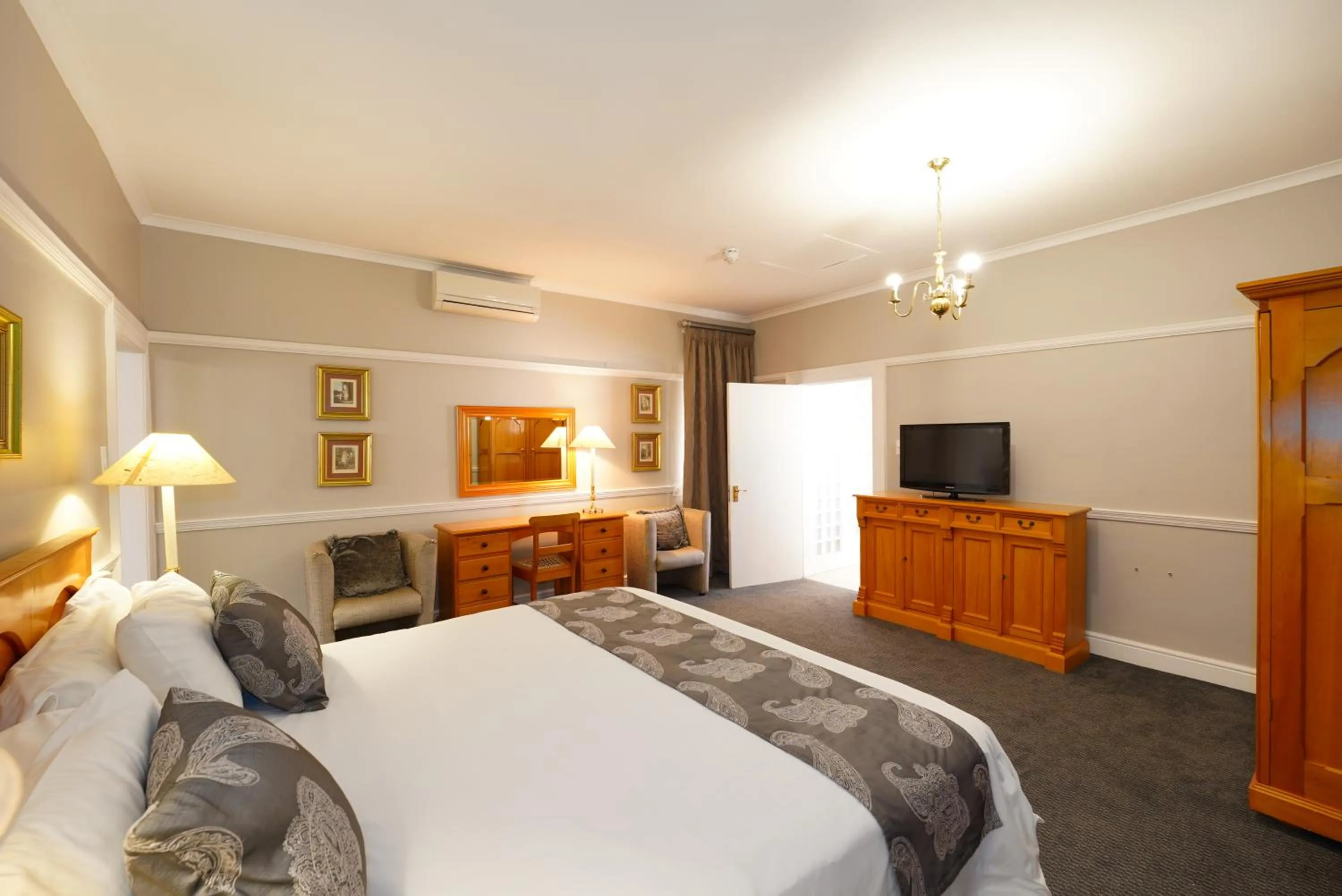 Bed in Cumberland Hotel Worcester