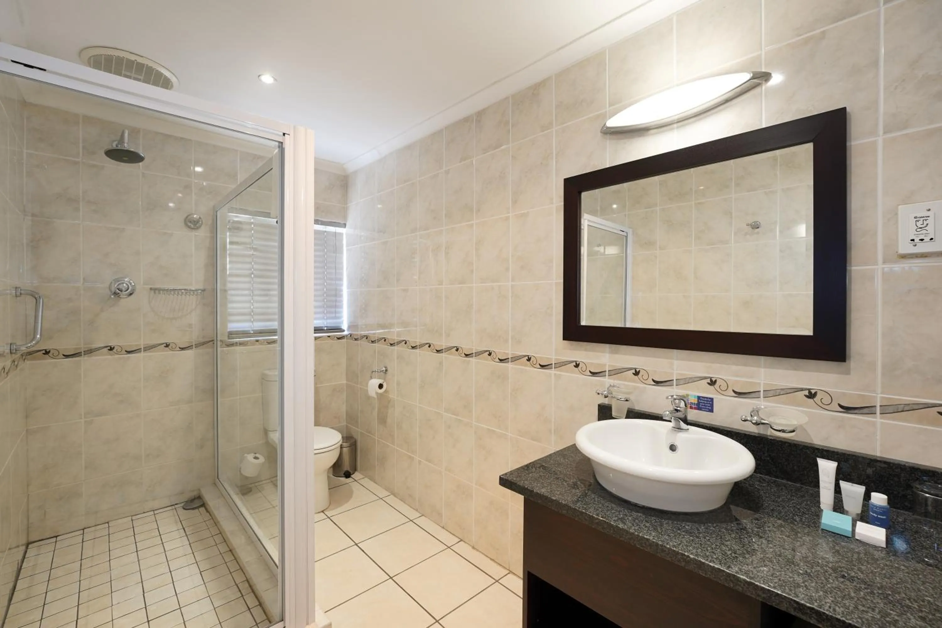 Bathroom in Cumberland Hotel Worcester