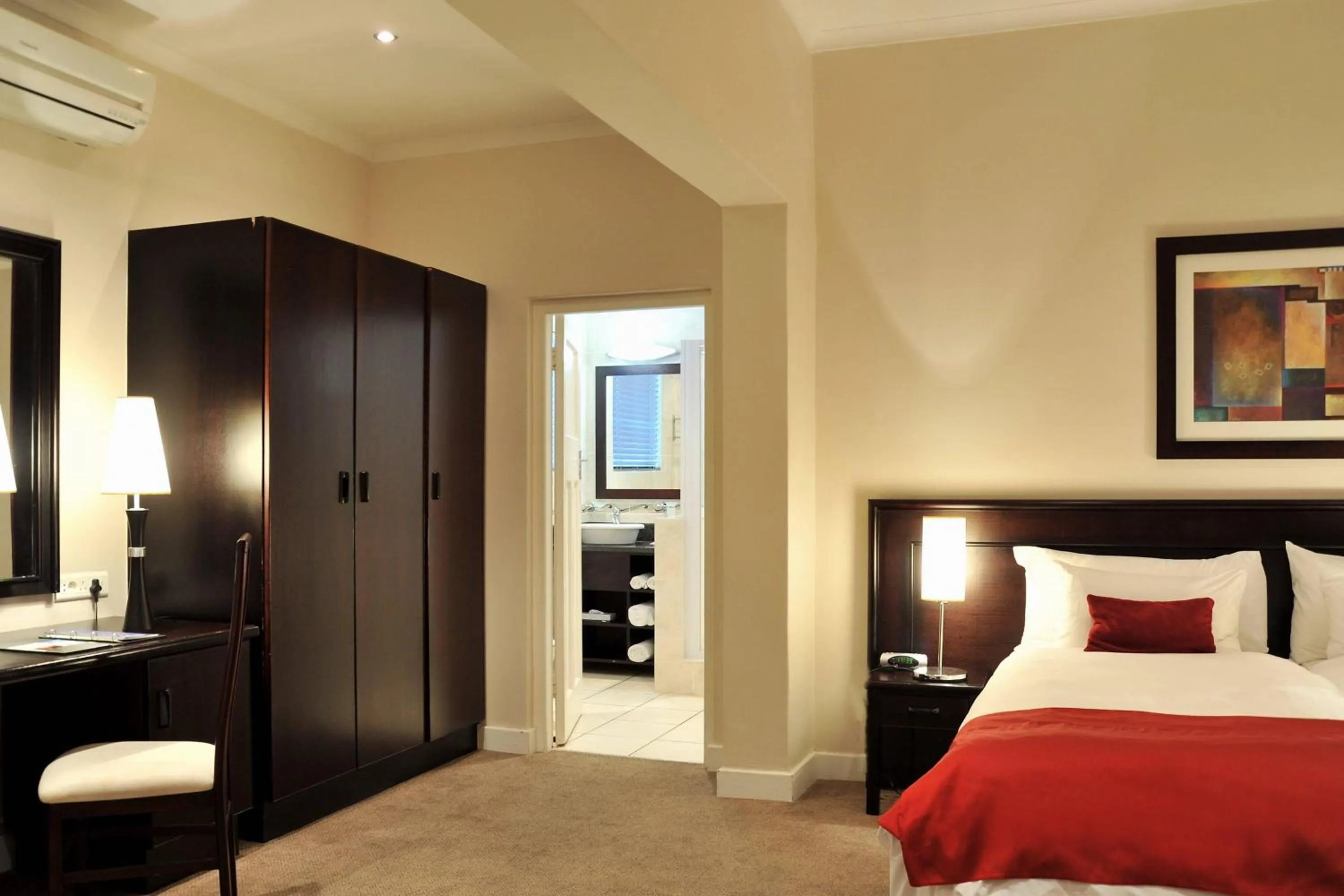 Bathroom, Bed in Cumberland Hotel Worcester