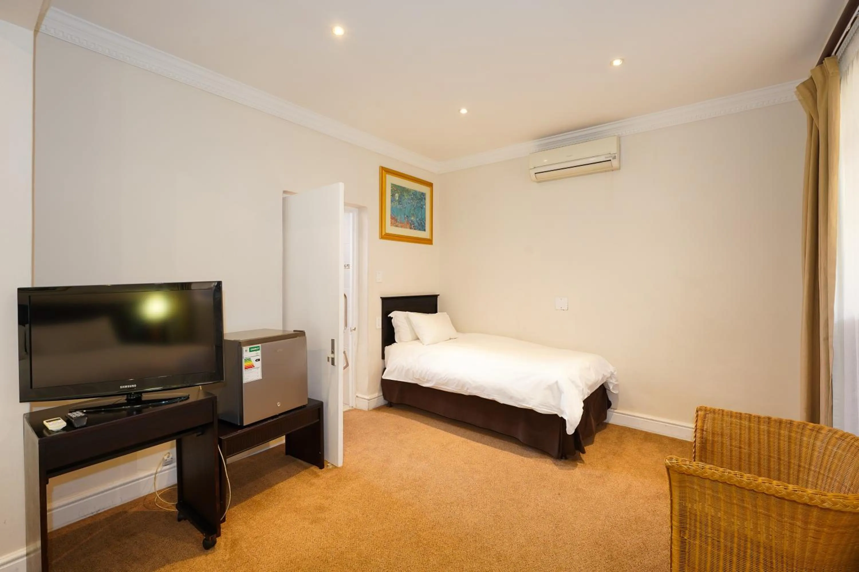 Bed in Cumberland Hotel Worcester