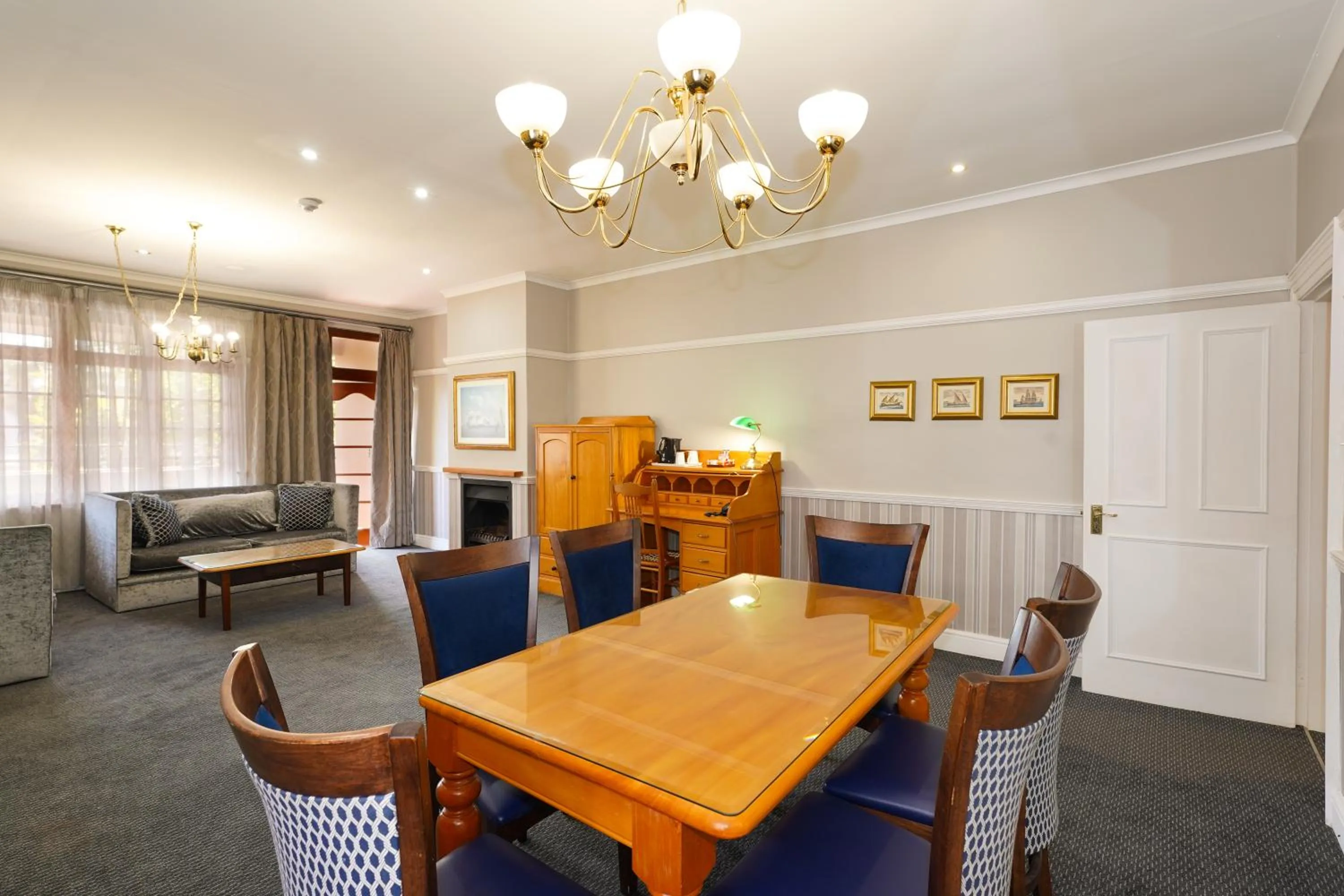 Seating area in Cumberland Hotel Worcester