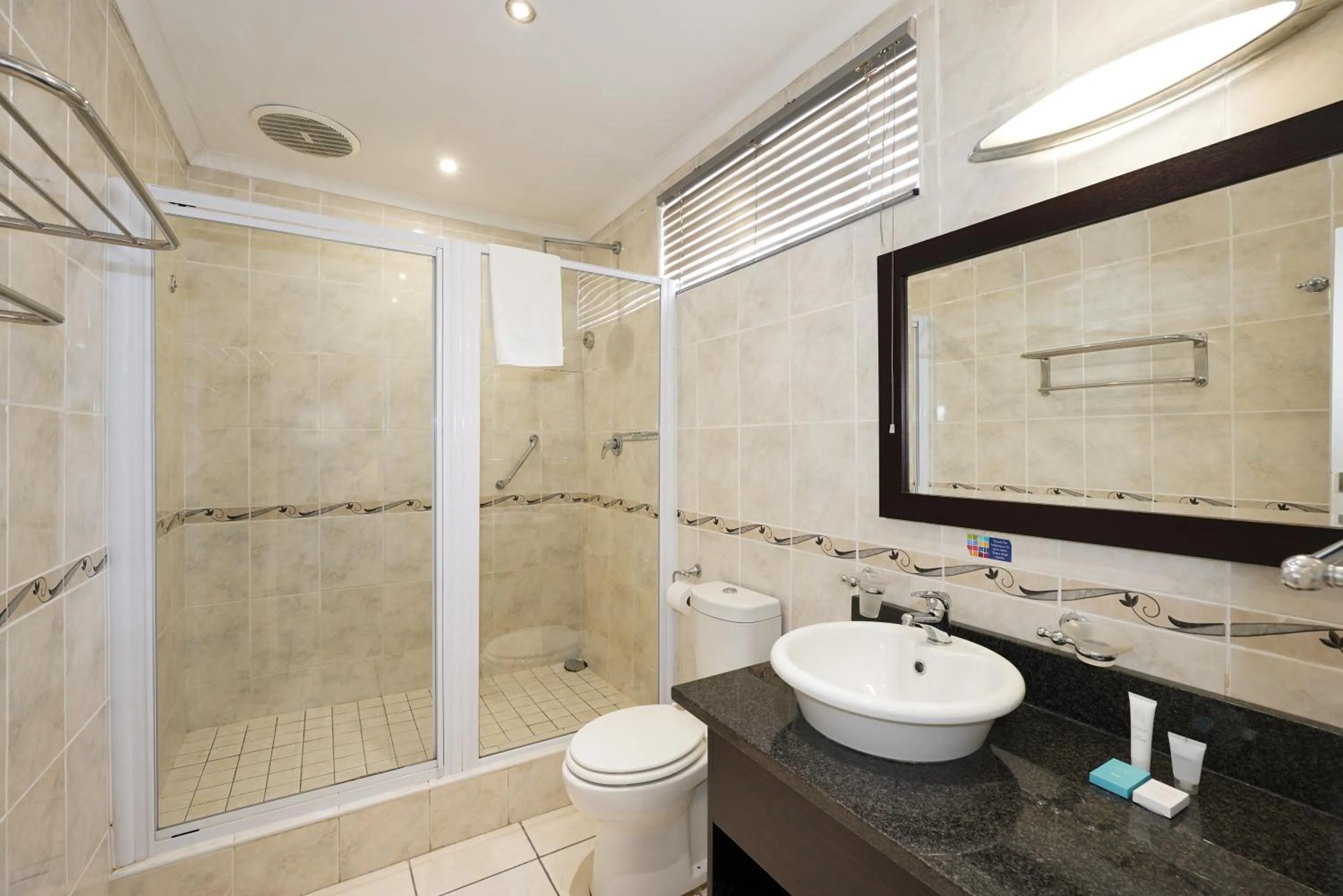 Shower in Cumberland Hotel Worcester