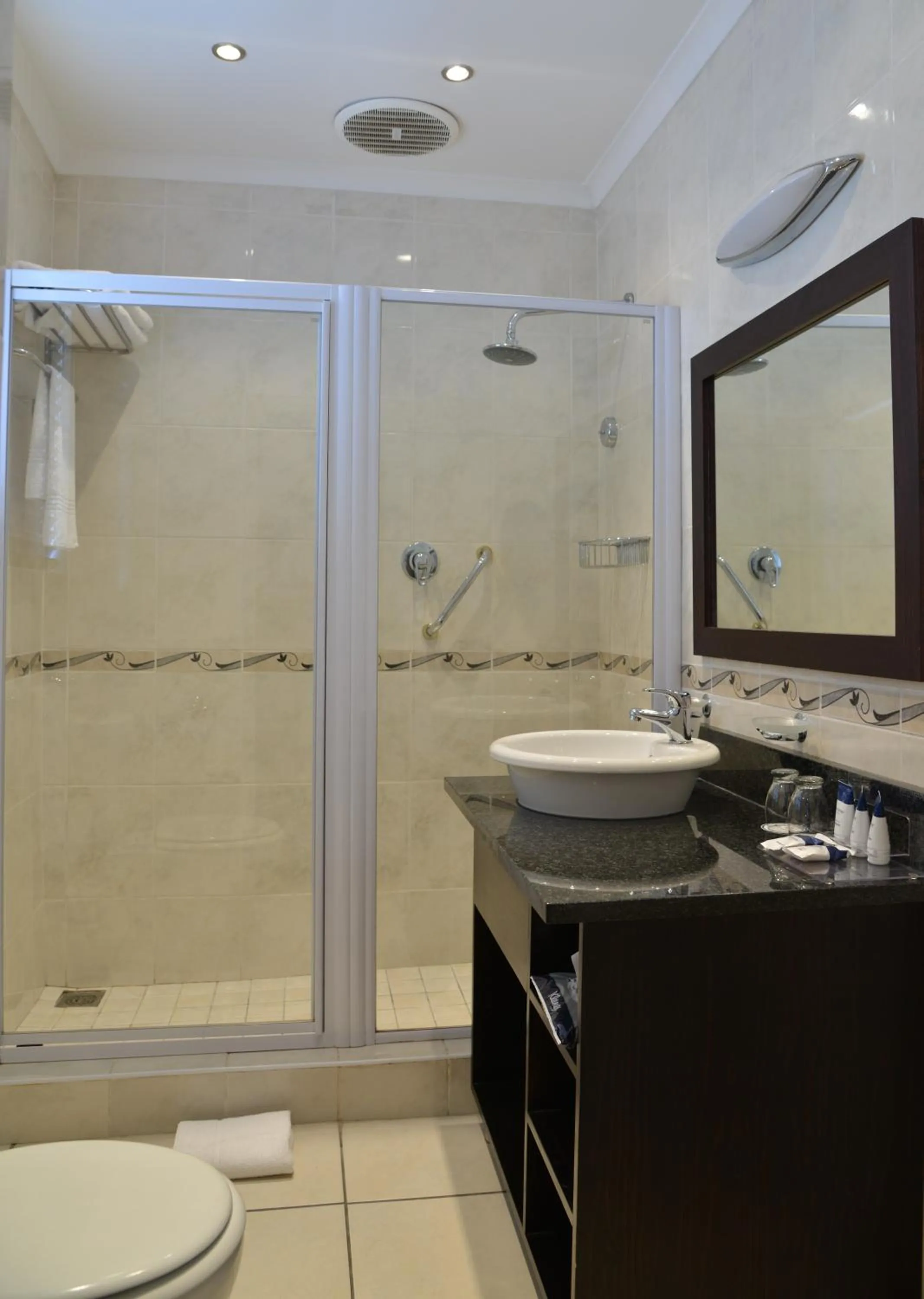 Bathroom in Cumberland Hotel Worcester