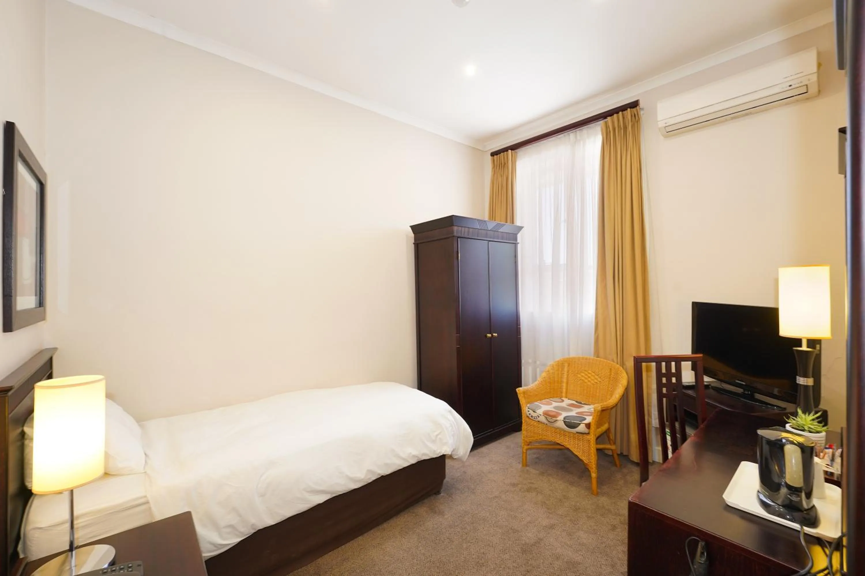 Bed in Cumberland Hotel Worcester