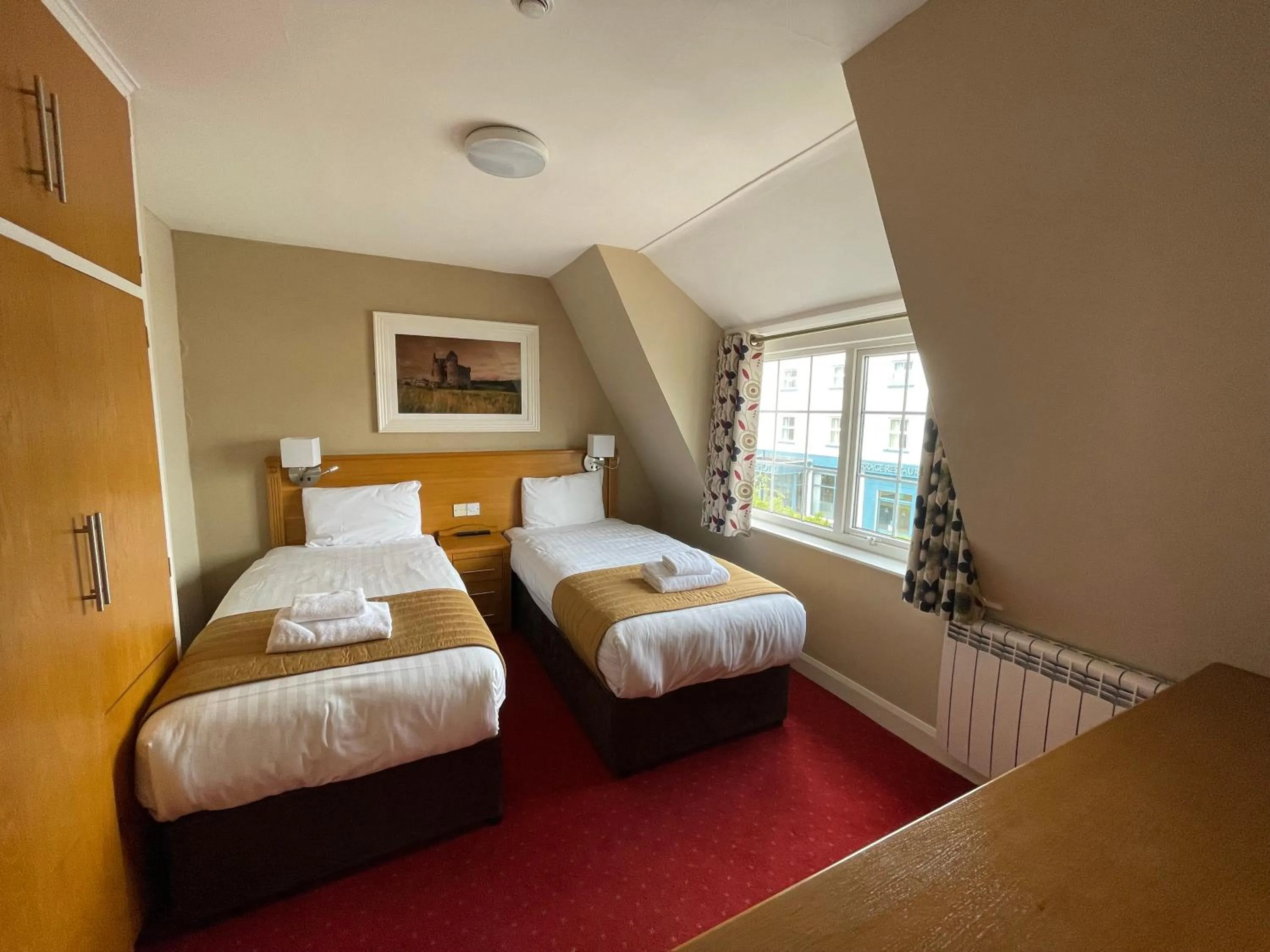 Bedroom, Bed in Belmore Court & Motel