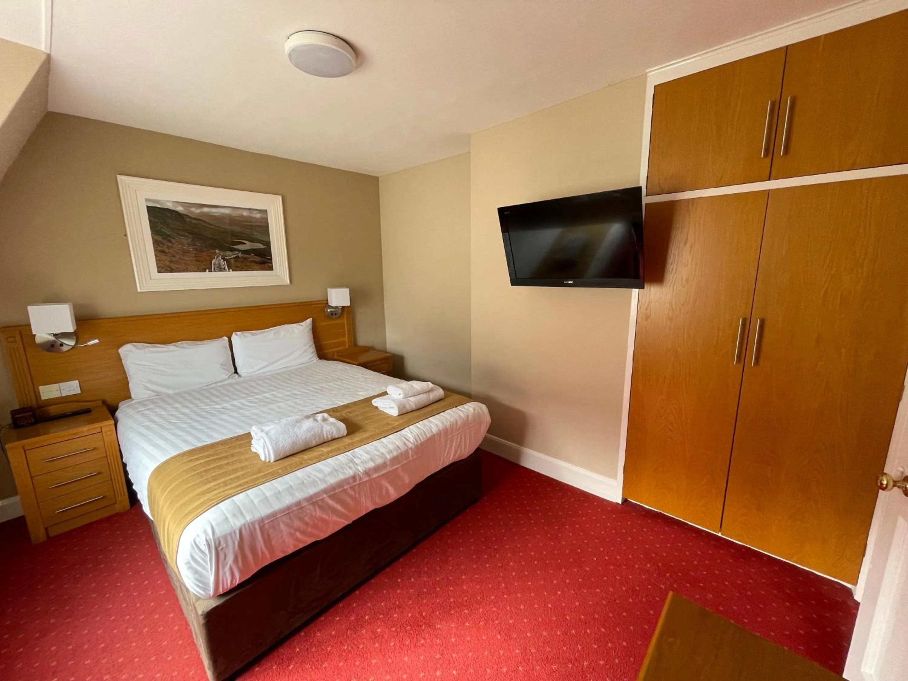 Bedroom, Bed in Belmore Court & Motel