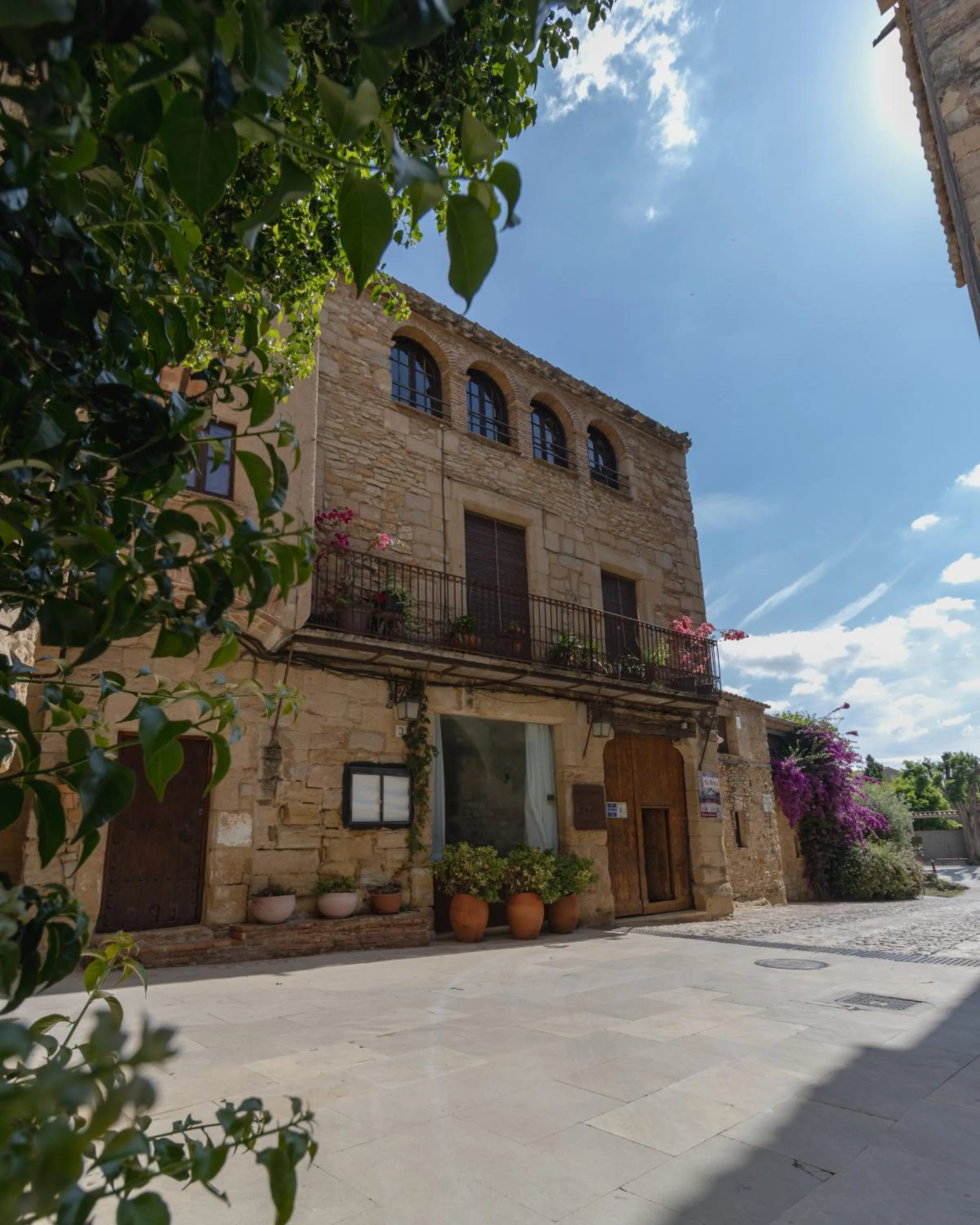 Property building in Hostal La Riera de Peratallada
