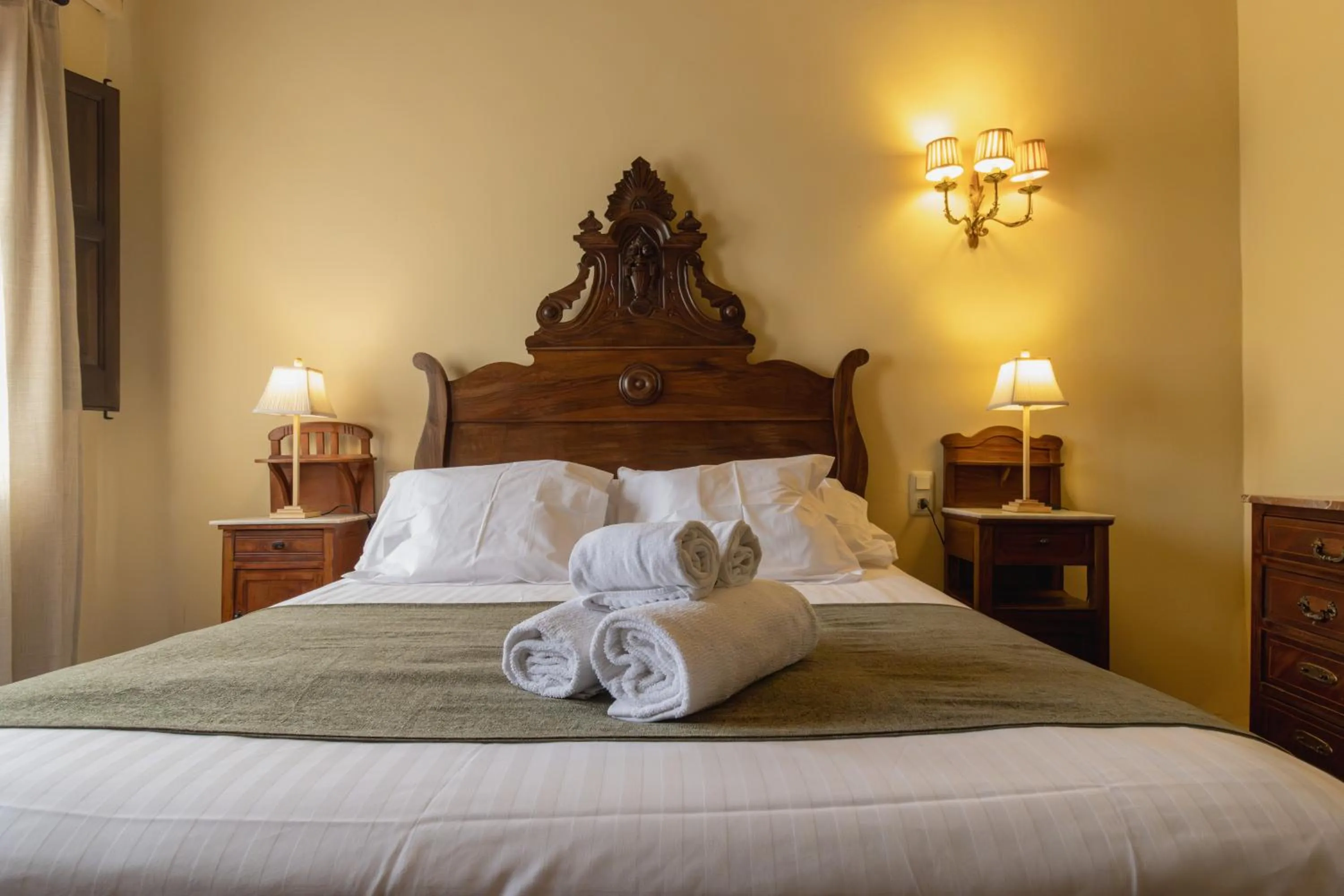 Bed in Hostal La Riera de Peratallada