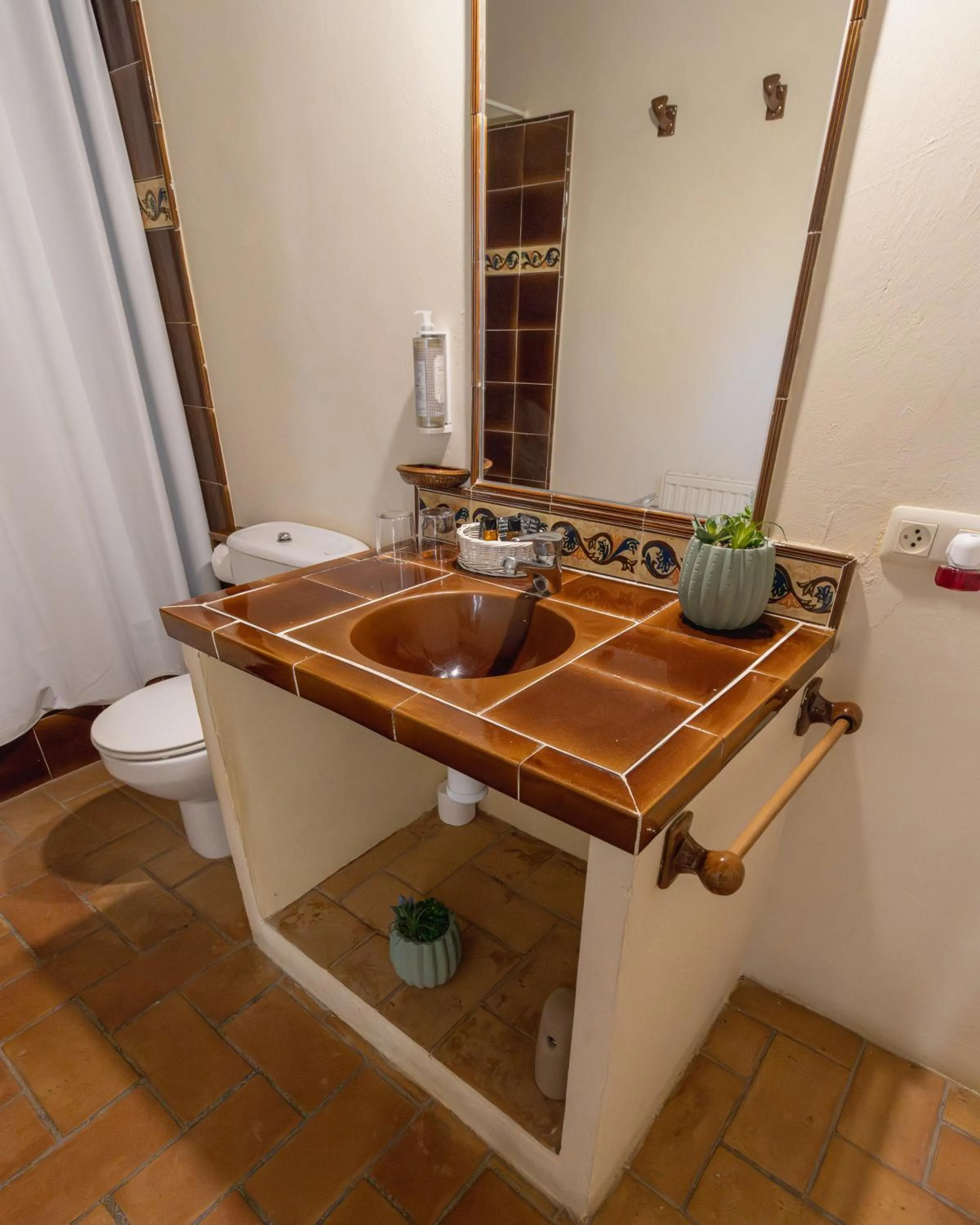 Toilet in Hostal La Riera de Peratallada