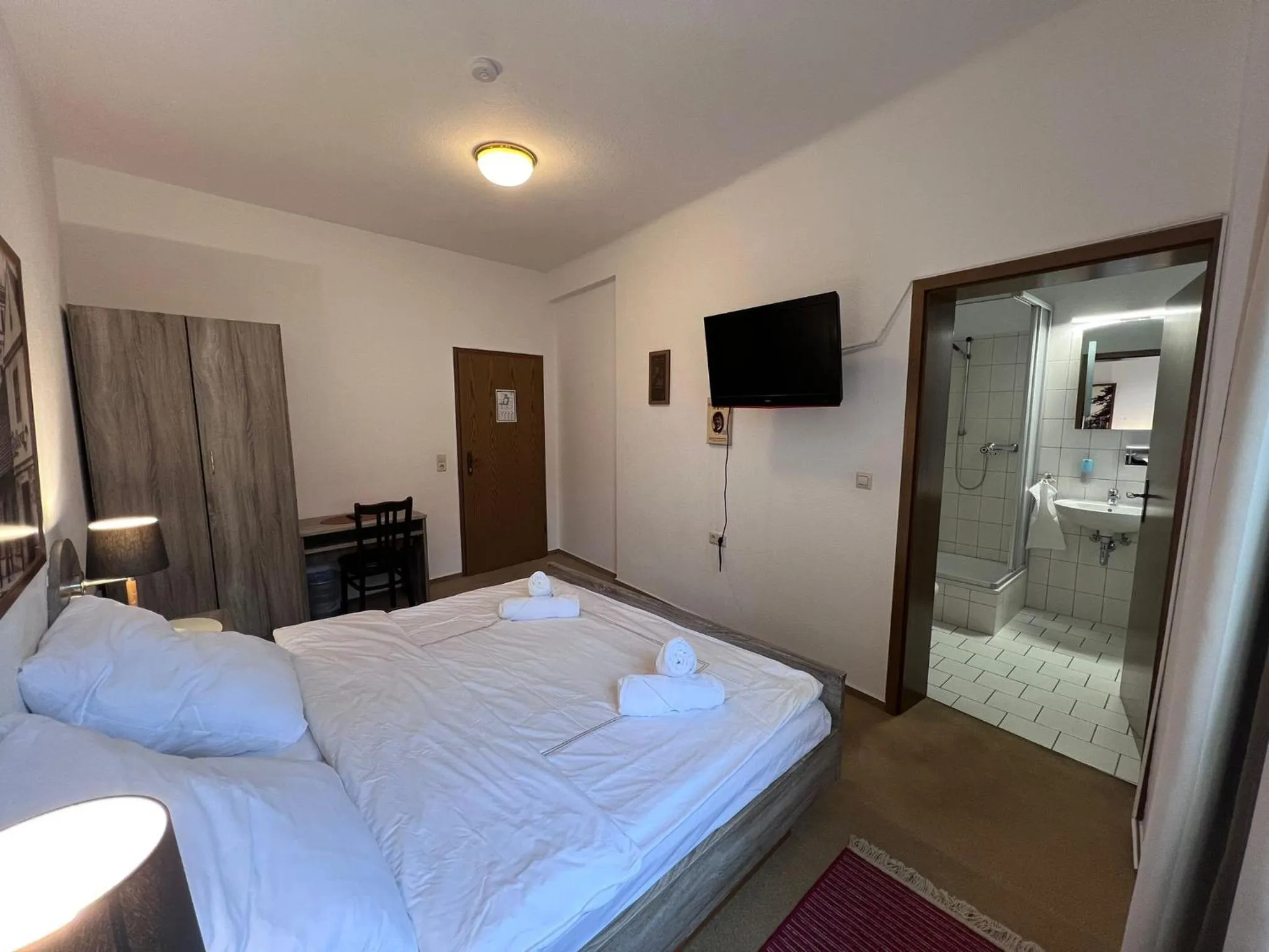 Bathroom, Bed in Hotel Doko Gardelegen