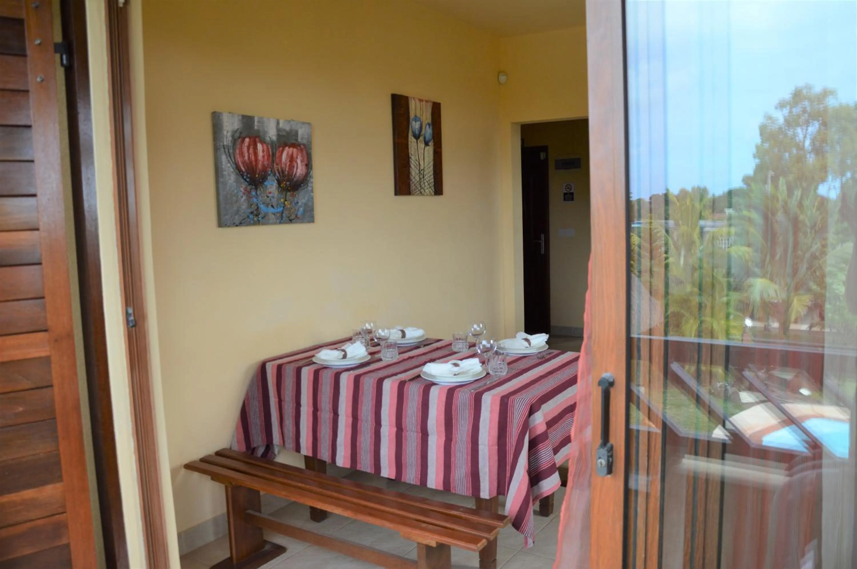 Dining area, Bed in La Maison Soleil