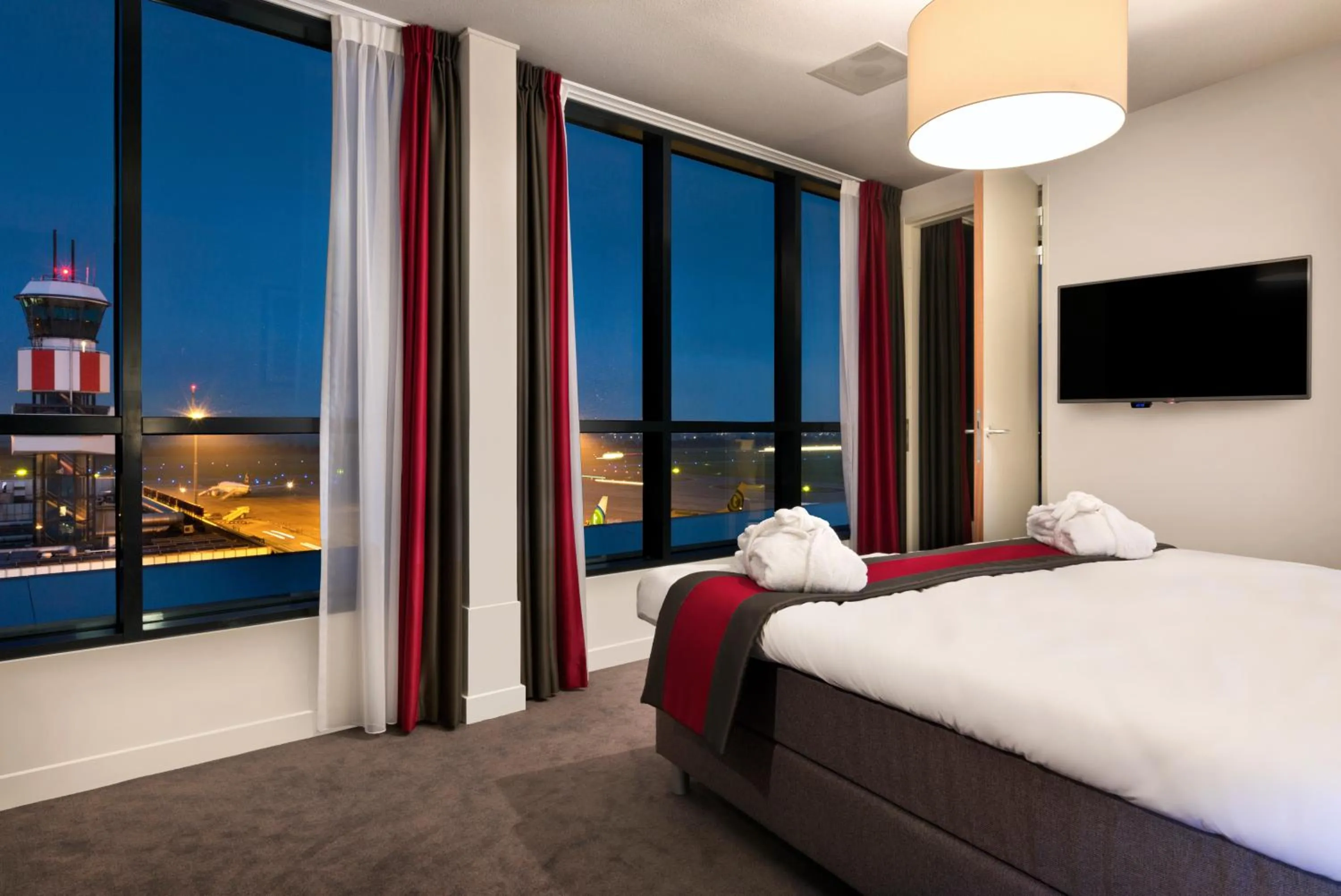 View (from property/room), Bed in Fletcher Hotel-Restaurant Wings-Rotterdam