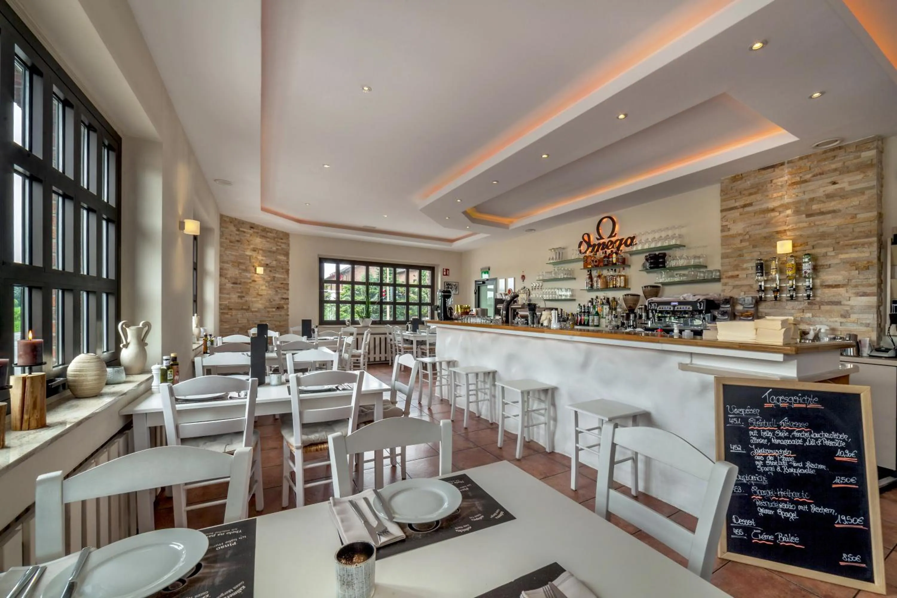 Restaurant/places to eat in Hotel Omega