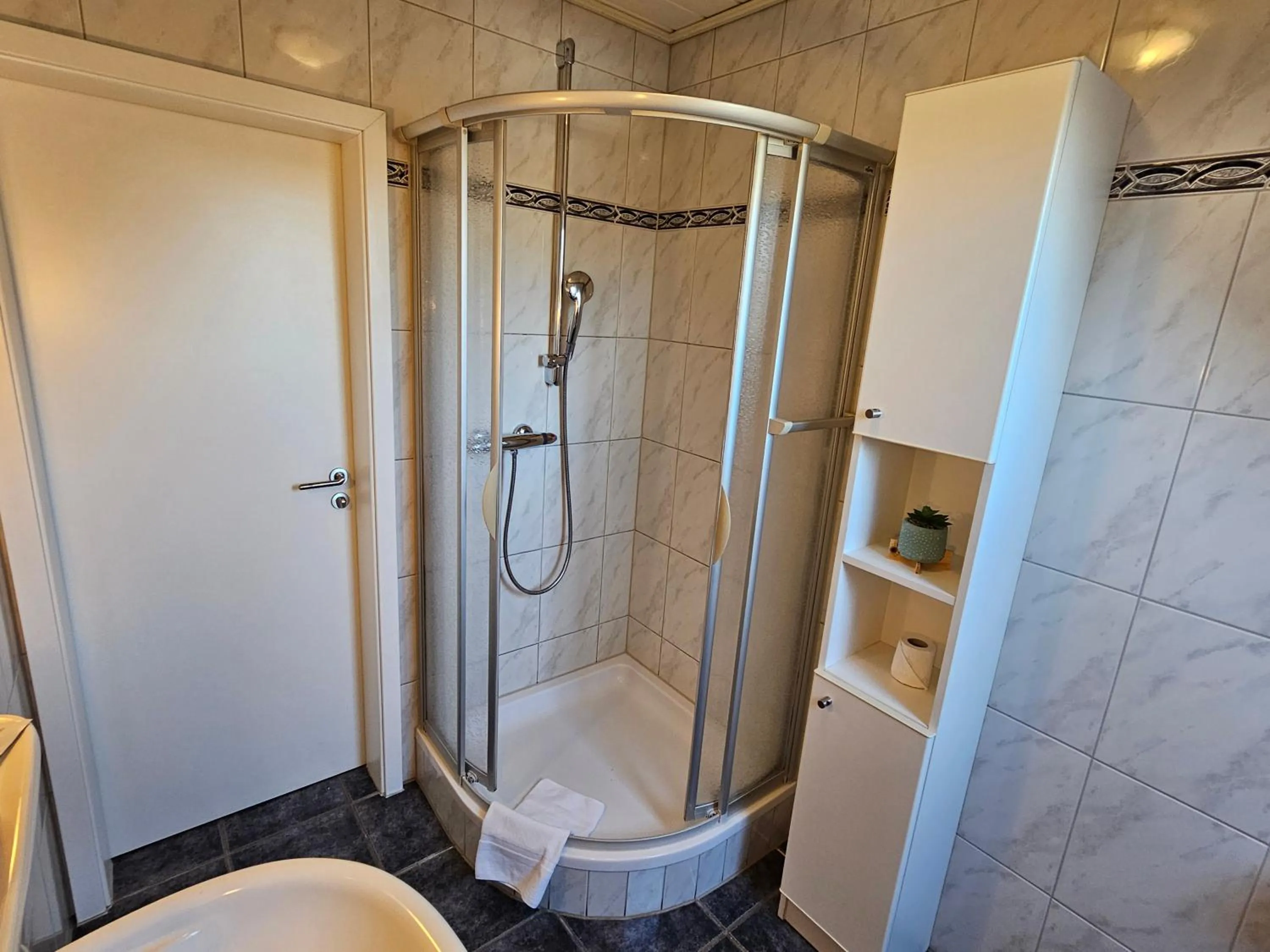 Shower in Gästehaus Grunewald Bed & Breakfast