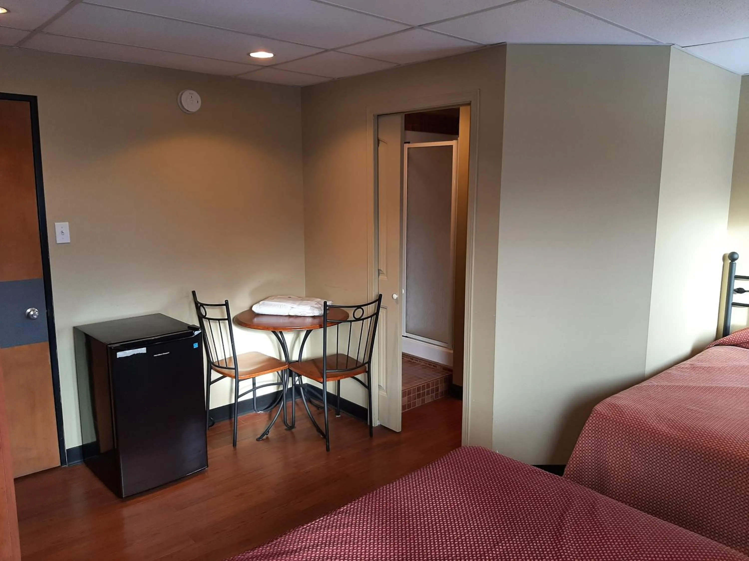 Shower, Bed in Résidences Campus Notre-Dame-de-Foy