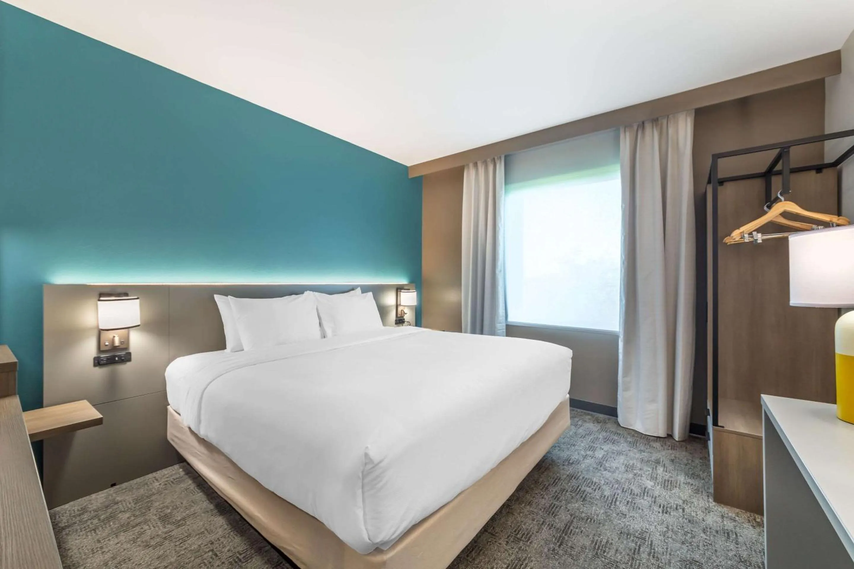 Bedroom, Bed in Comfort Suites Fort Myers East I-75