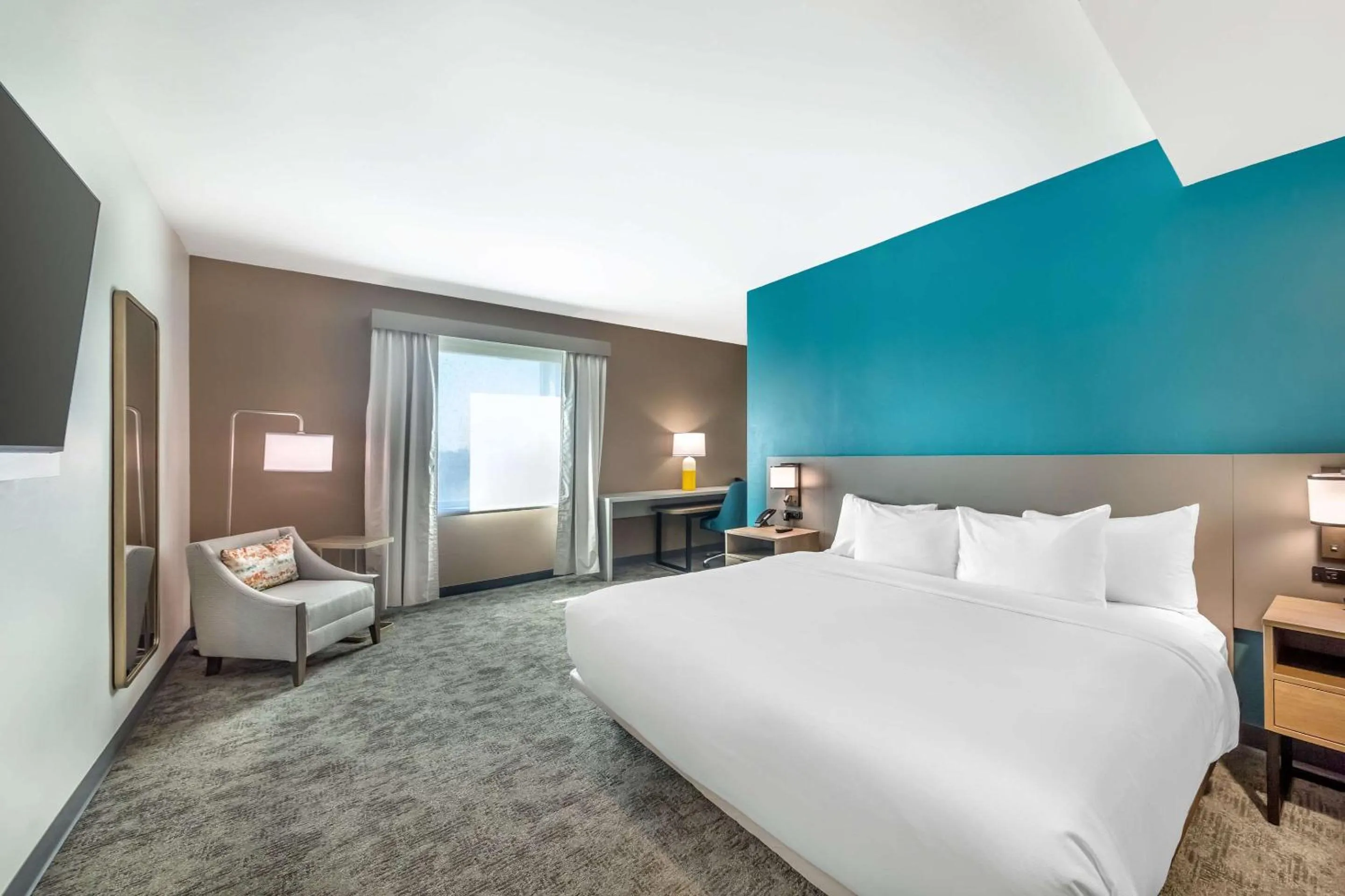 Bedroom, Bed in Comfort Suites Fort Myers East I-75