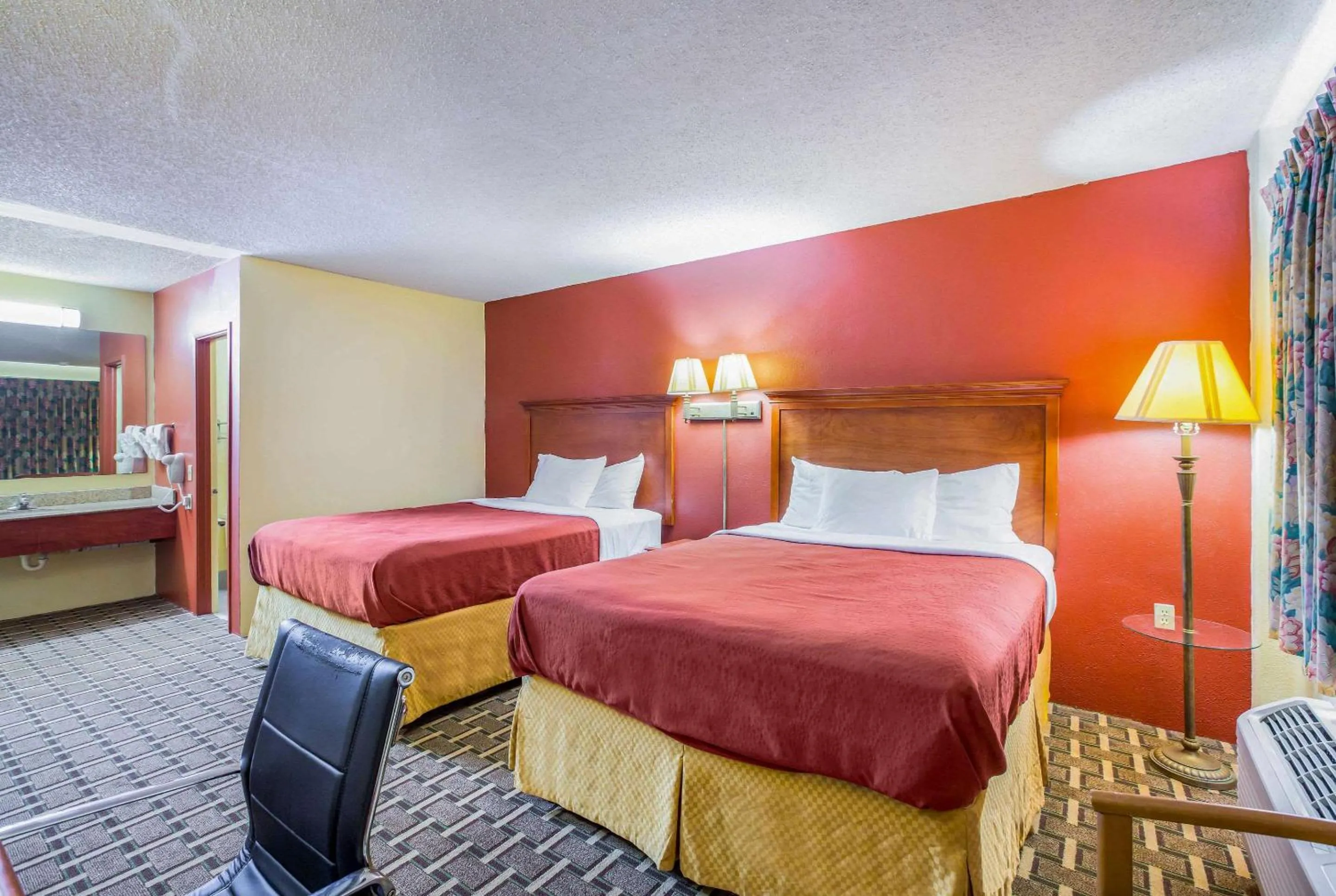 Photo of the whole room, Bed in Rodeway Inn Bonifay