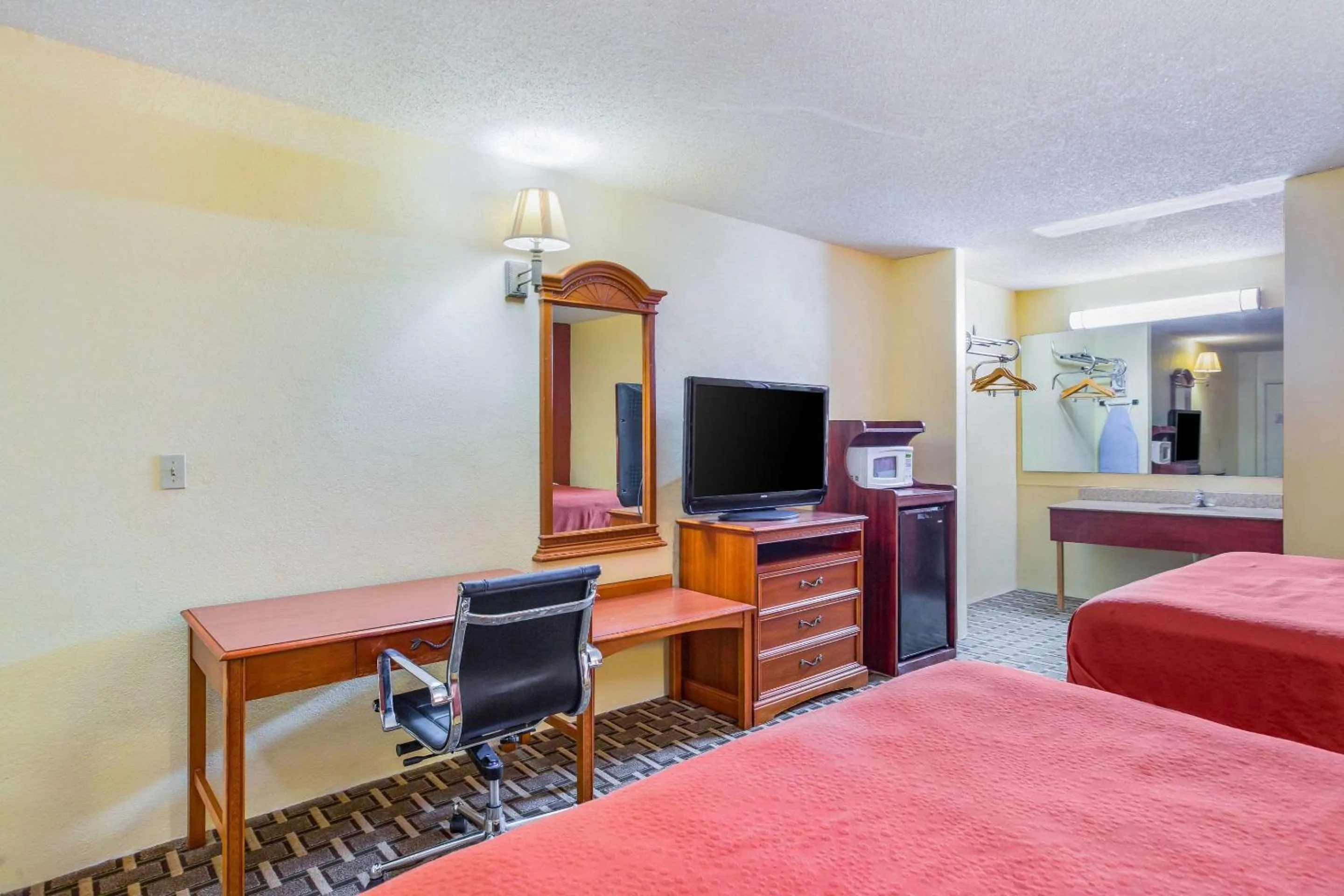 Photo of the whole room, Bed in Rodeway Inn Bonifay