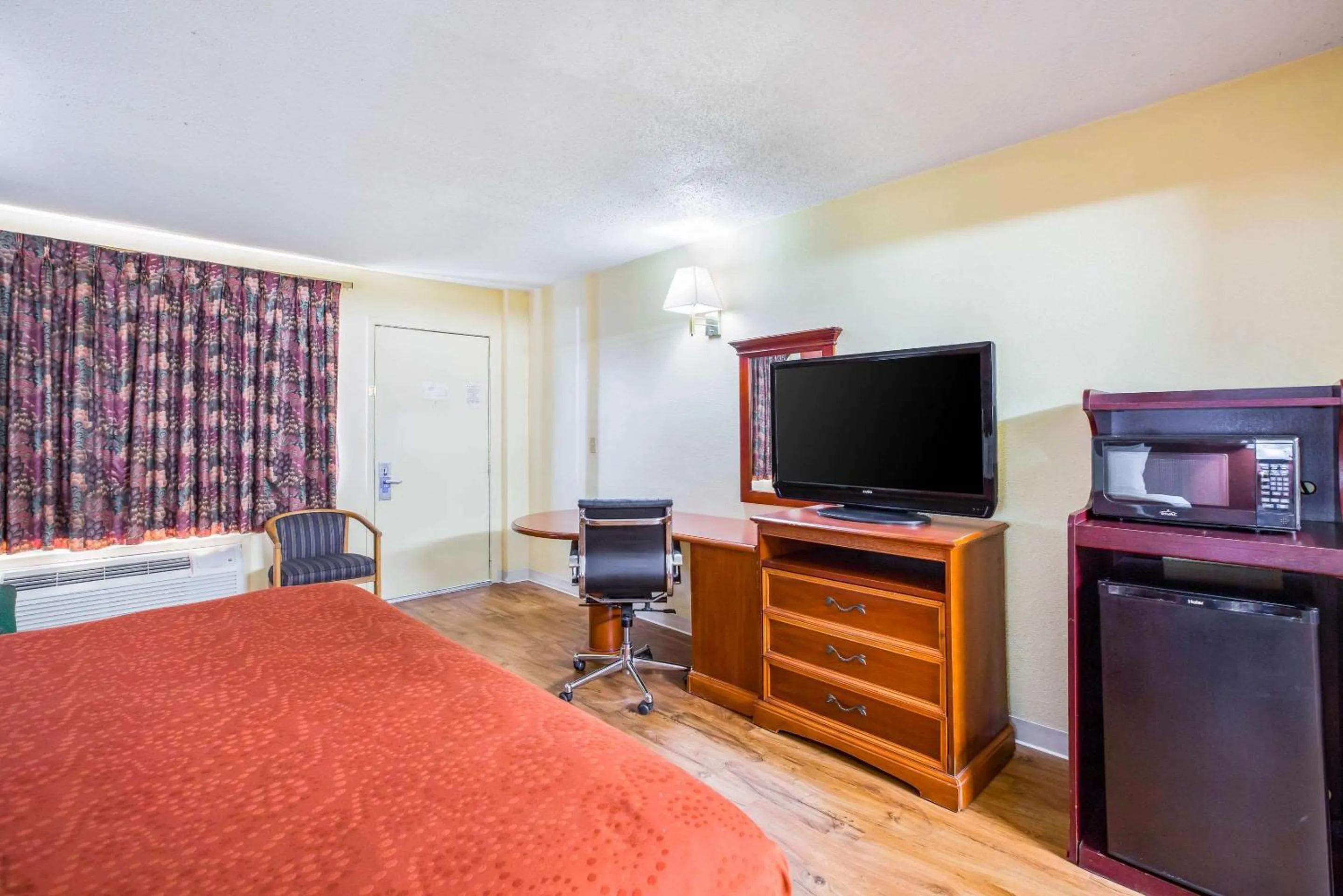 Photo of the whole room, Bed in Rodeway Inn Bonifay