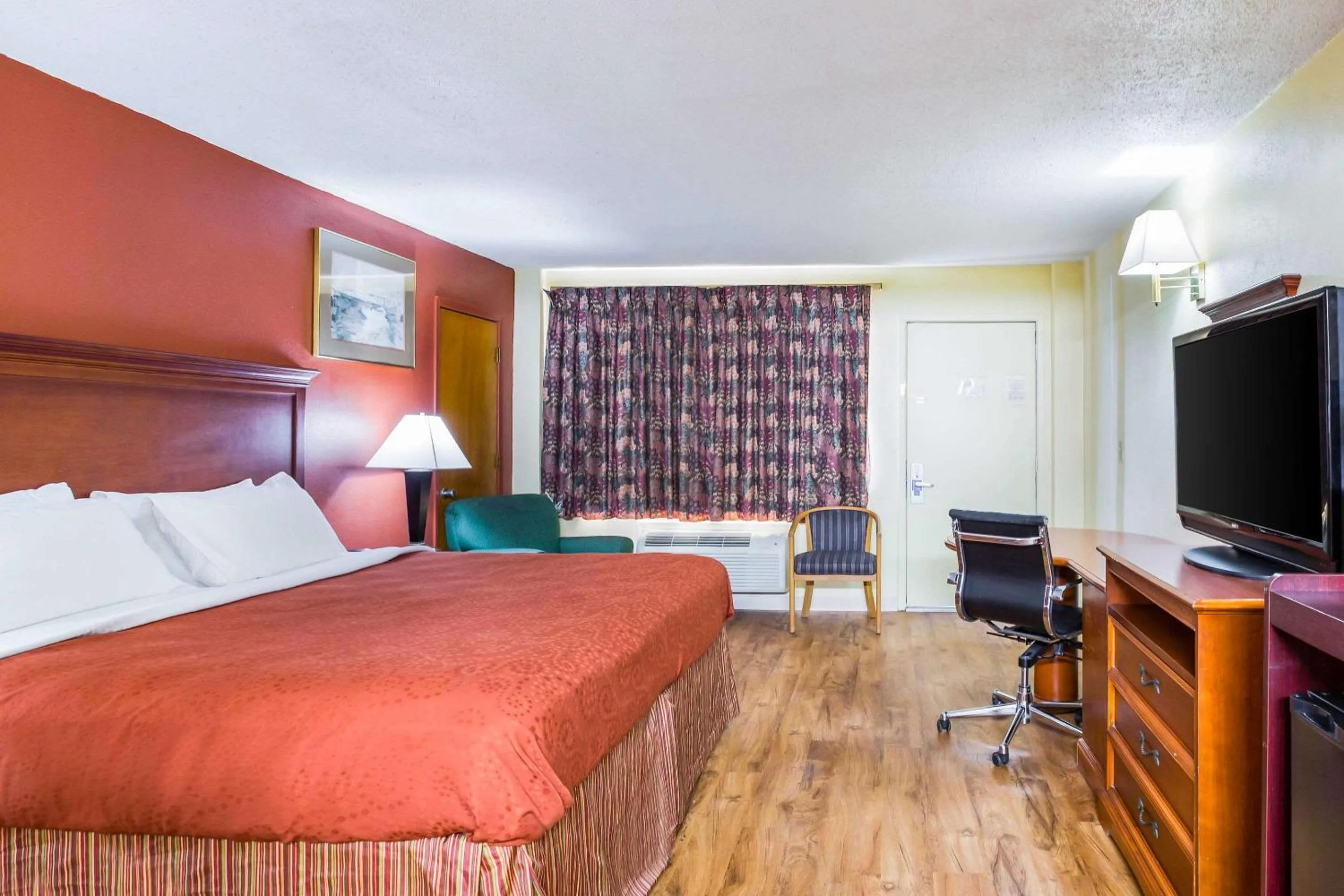 Photo of the whole room, Bed in Rodeway Inn Bonifay