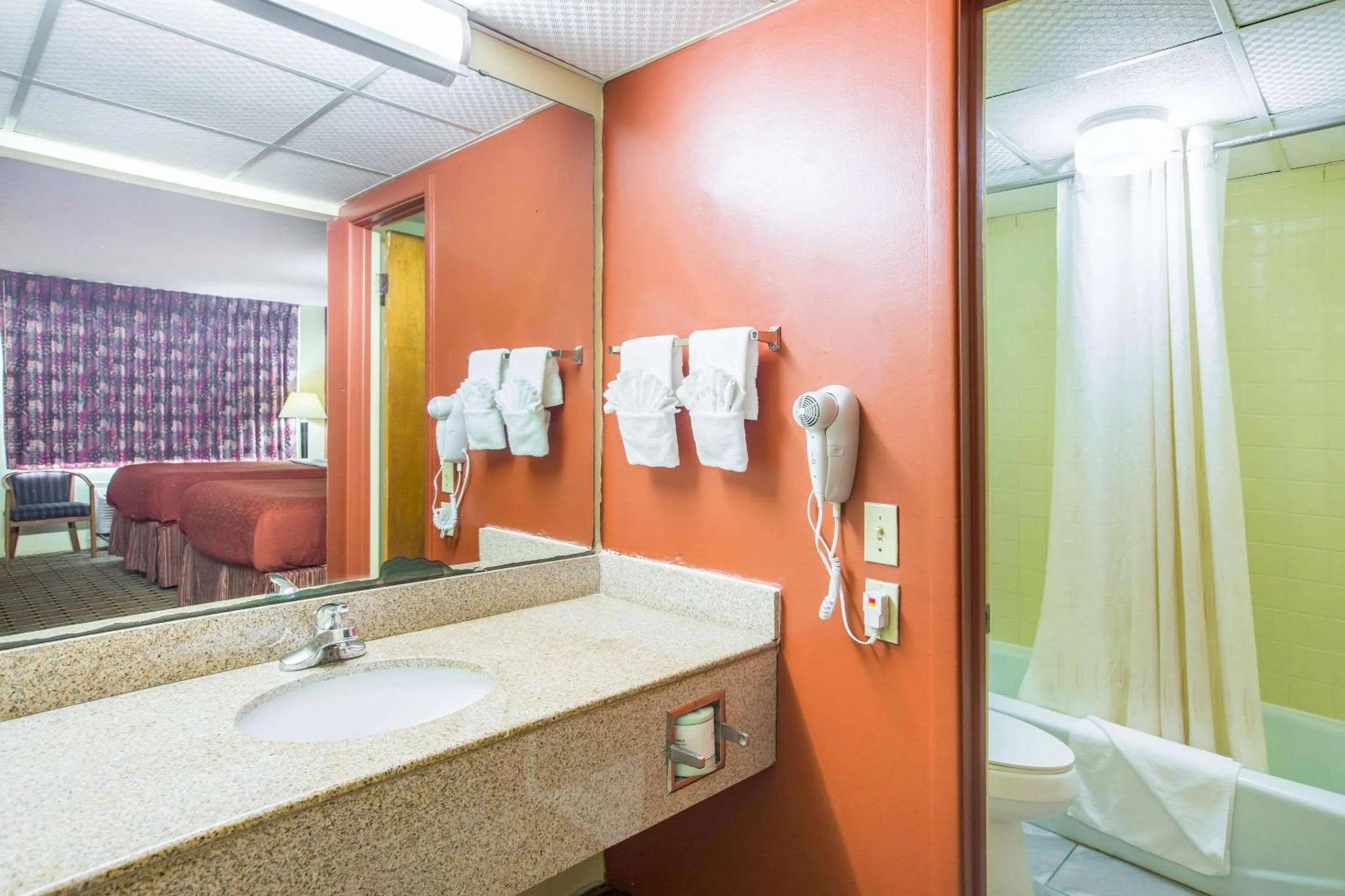 Bedroom in Rodeway Inn Bonifay