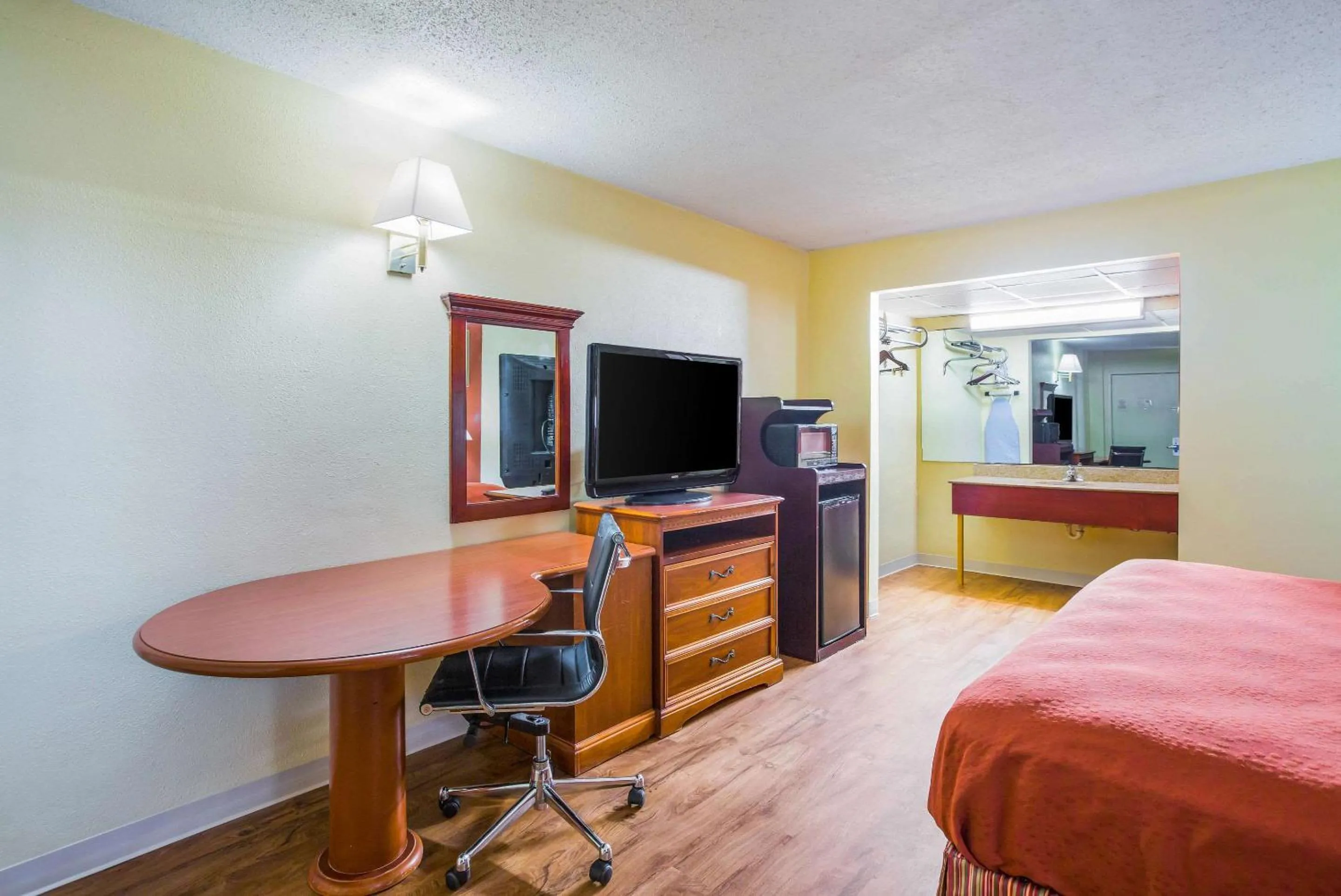 Photo of the whole room, Bed in Rodeway Inn Bonifay