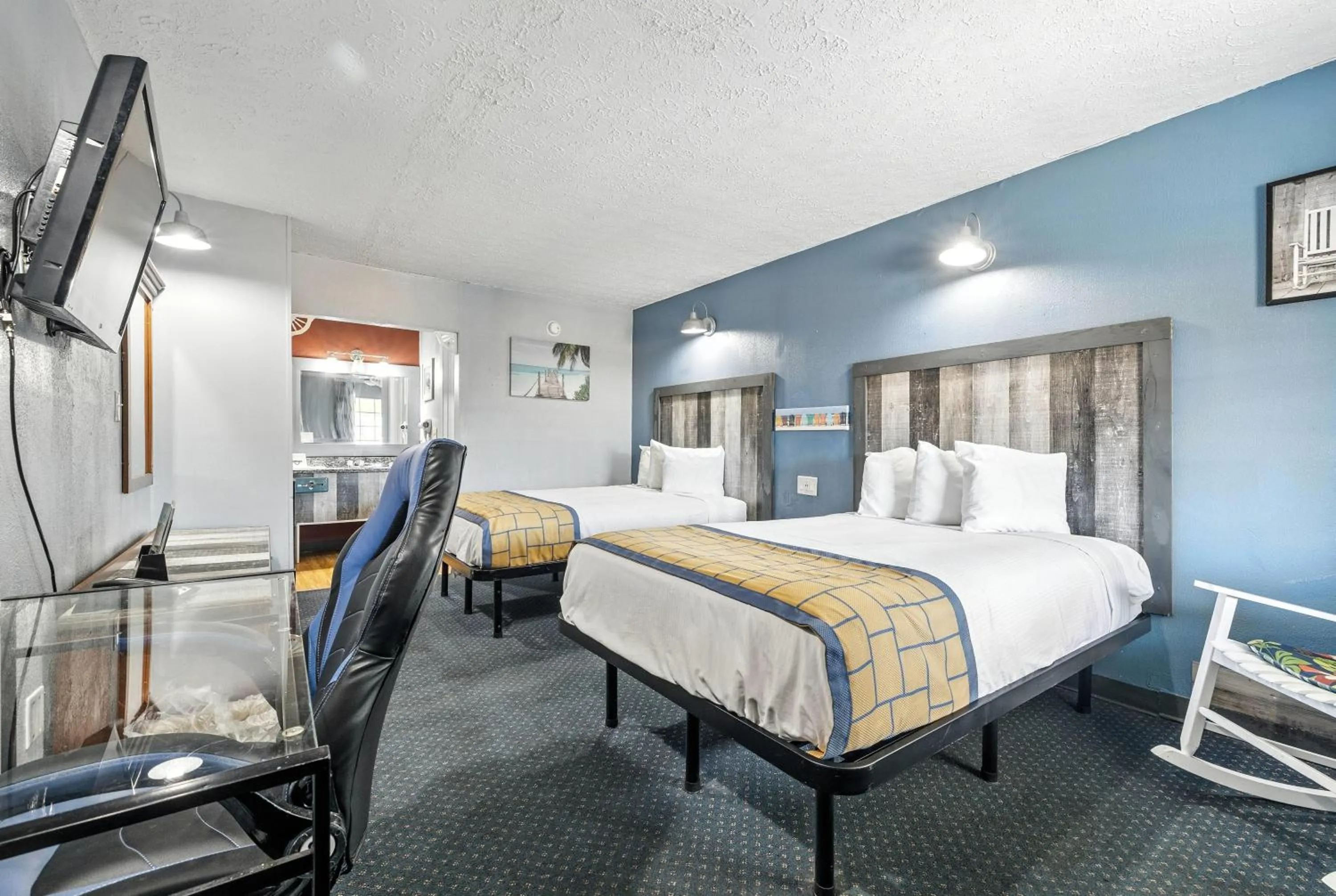 Photo of the whole room, Bed in Days Inn & Suites by Wyndham Terre Haute