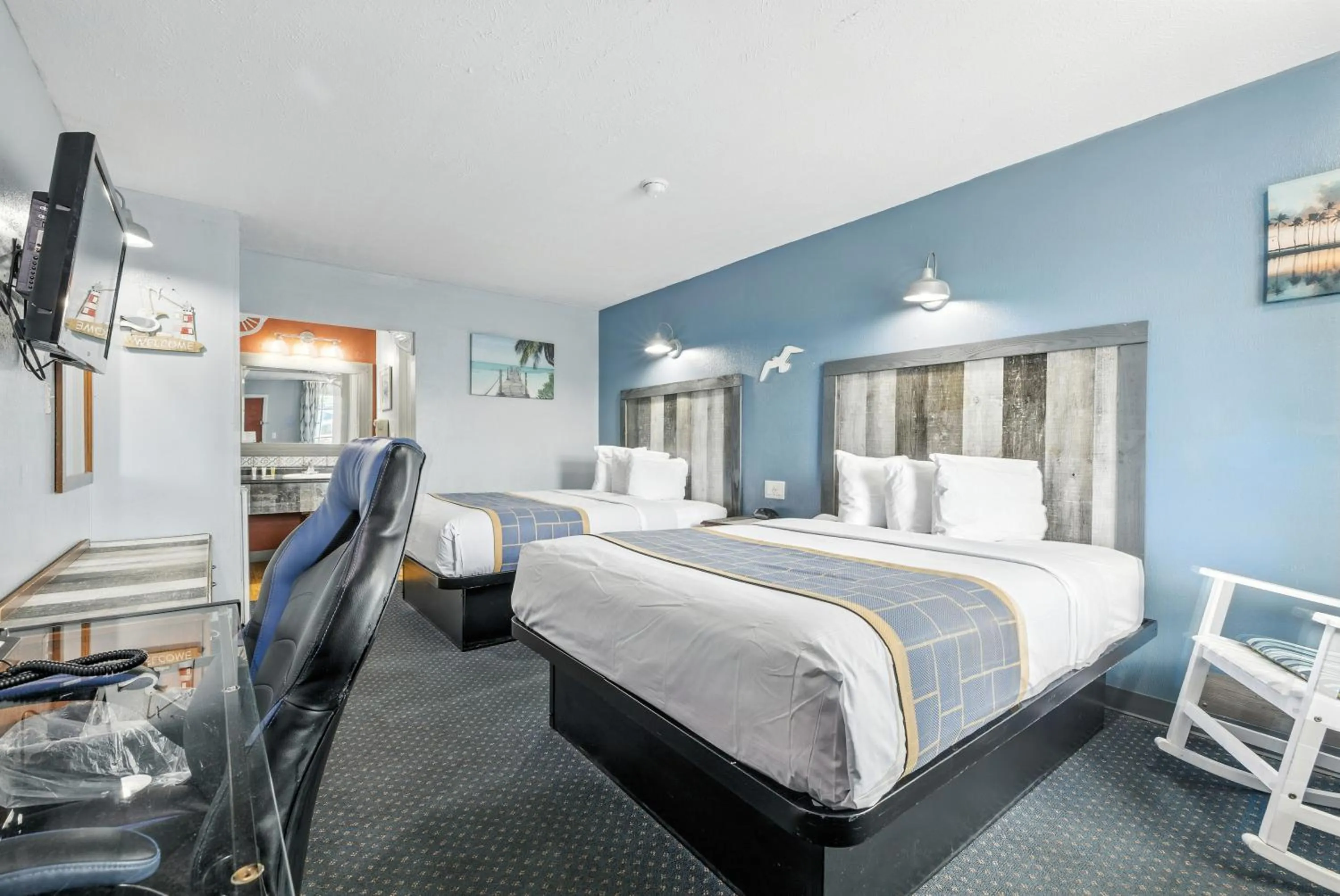 Bed in Days Inn & Suites by Wyndham Terre Haute