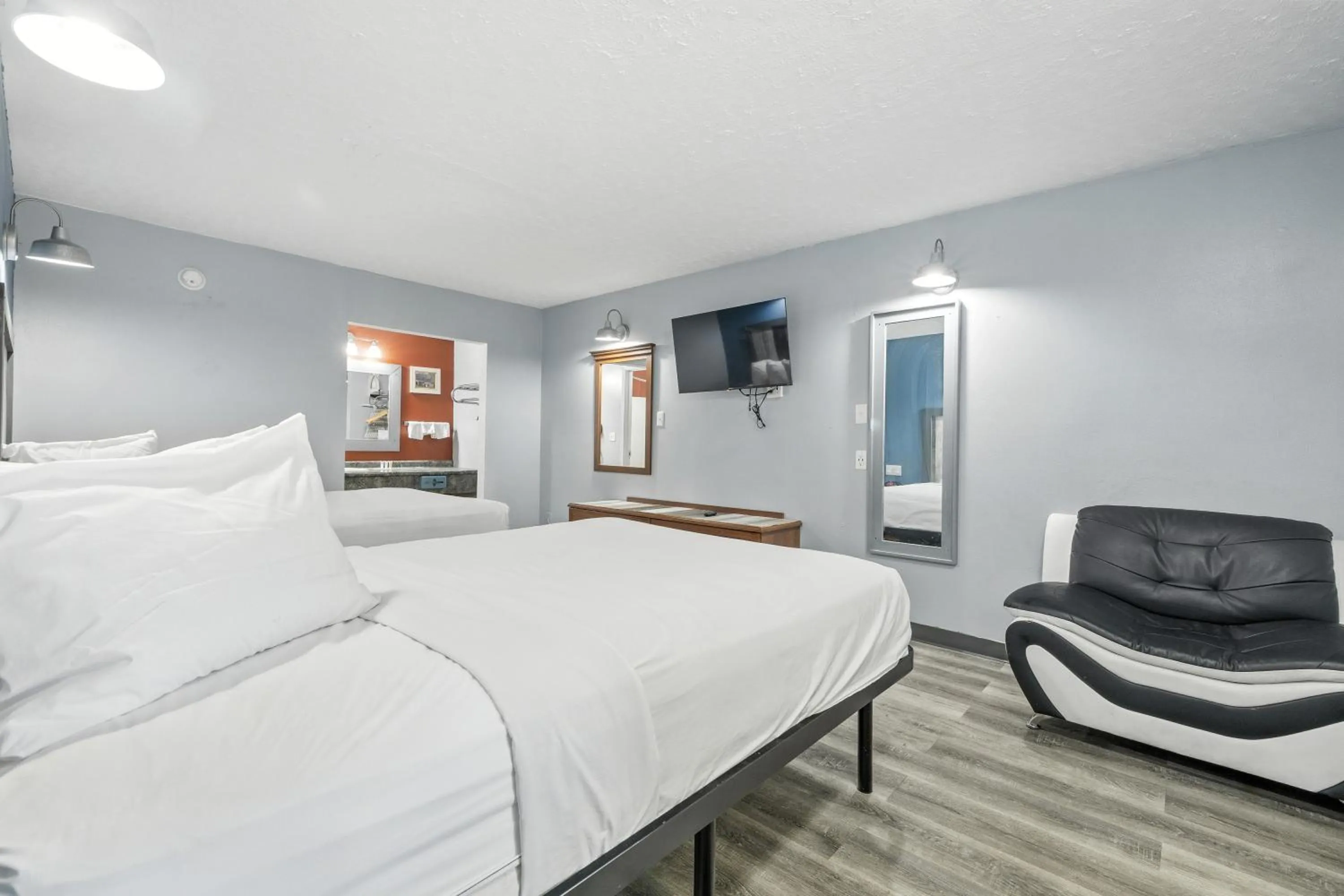 Bed in Days Inn & Suites by Wyndham Terre Haute