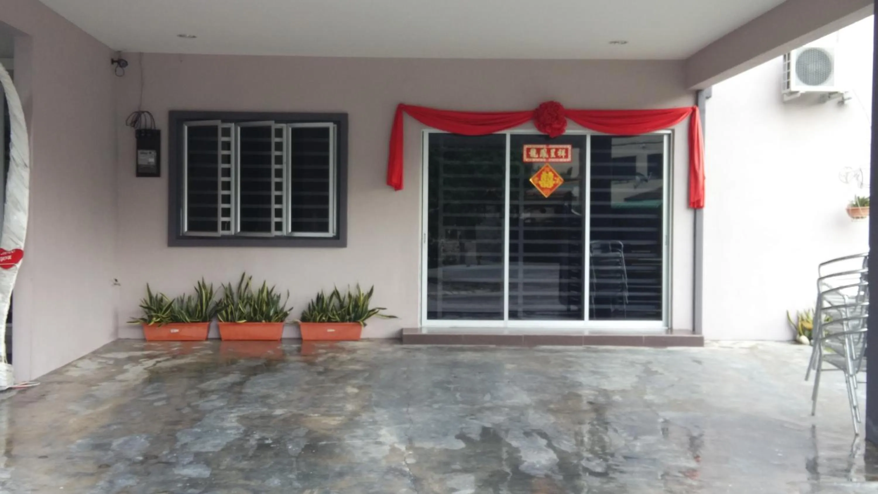 Facade/entrance in Bercham Vacation House