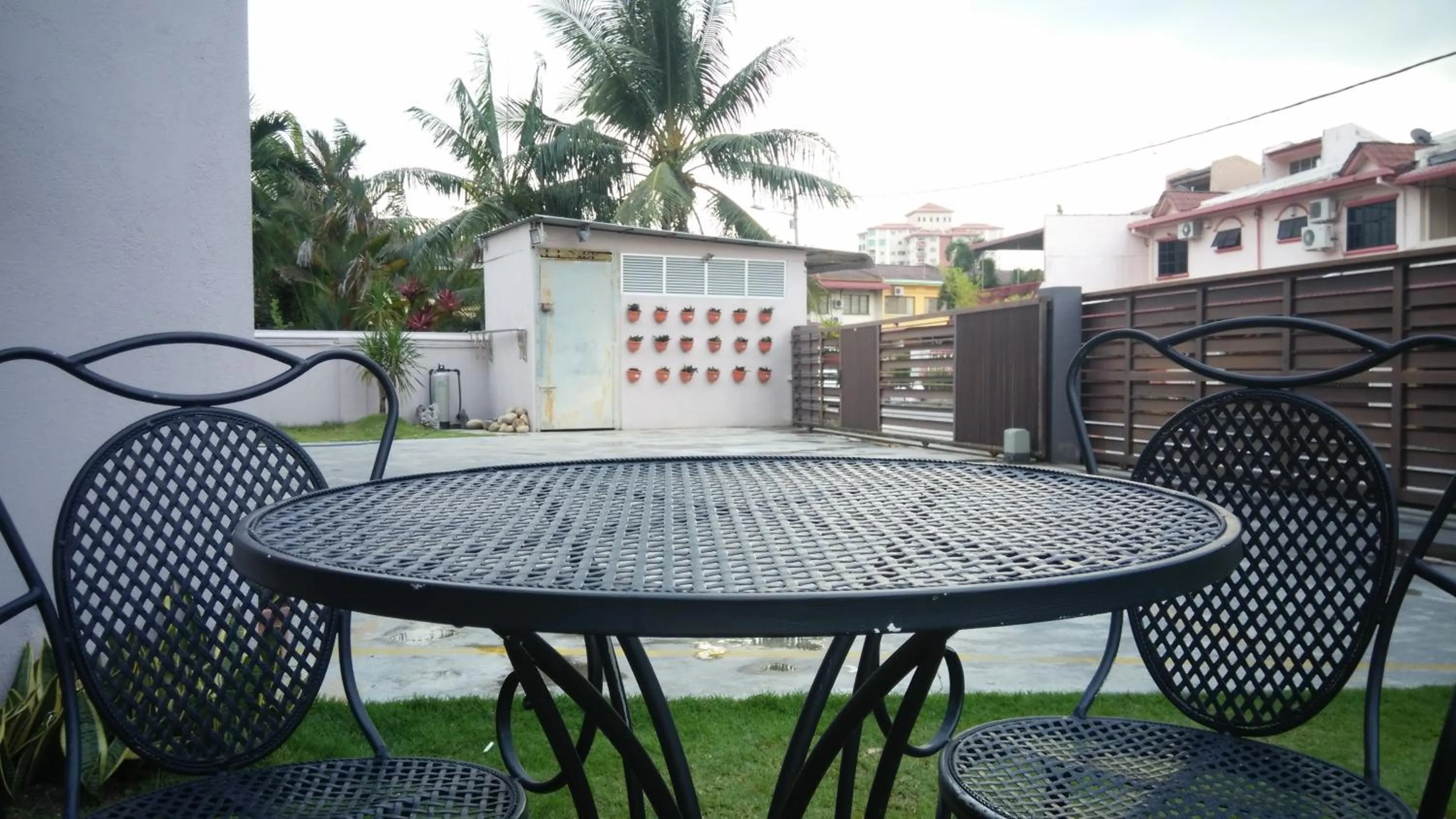 Garden in Bercham Vacation House