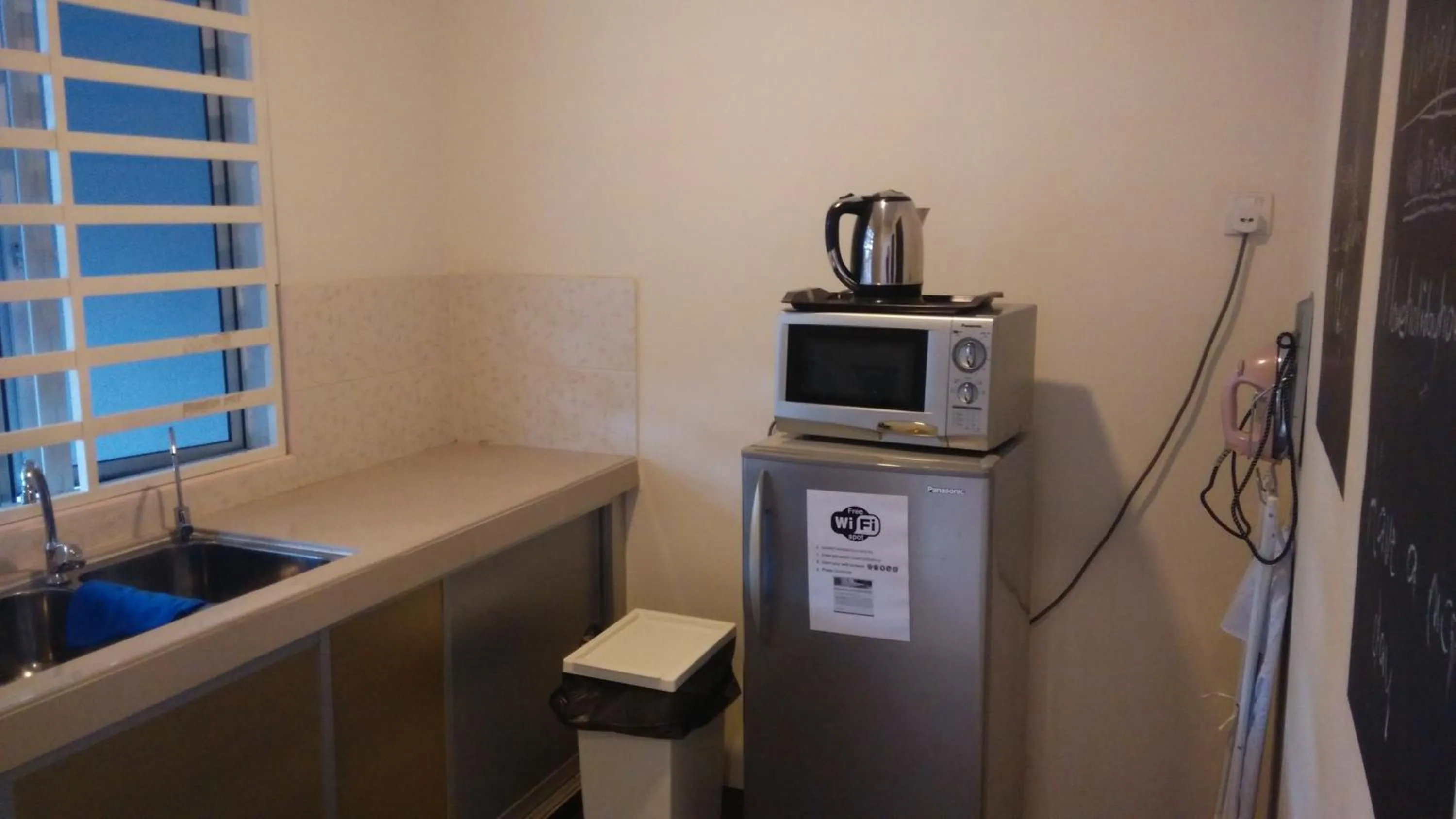 Kitchen or kitchenette in Bercham Vacation House