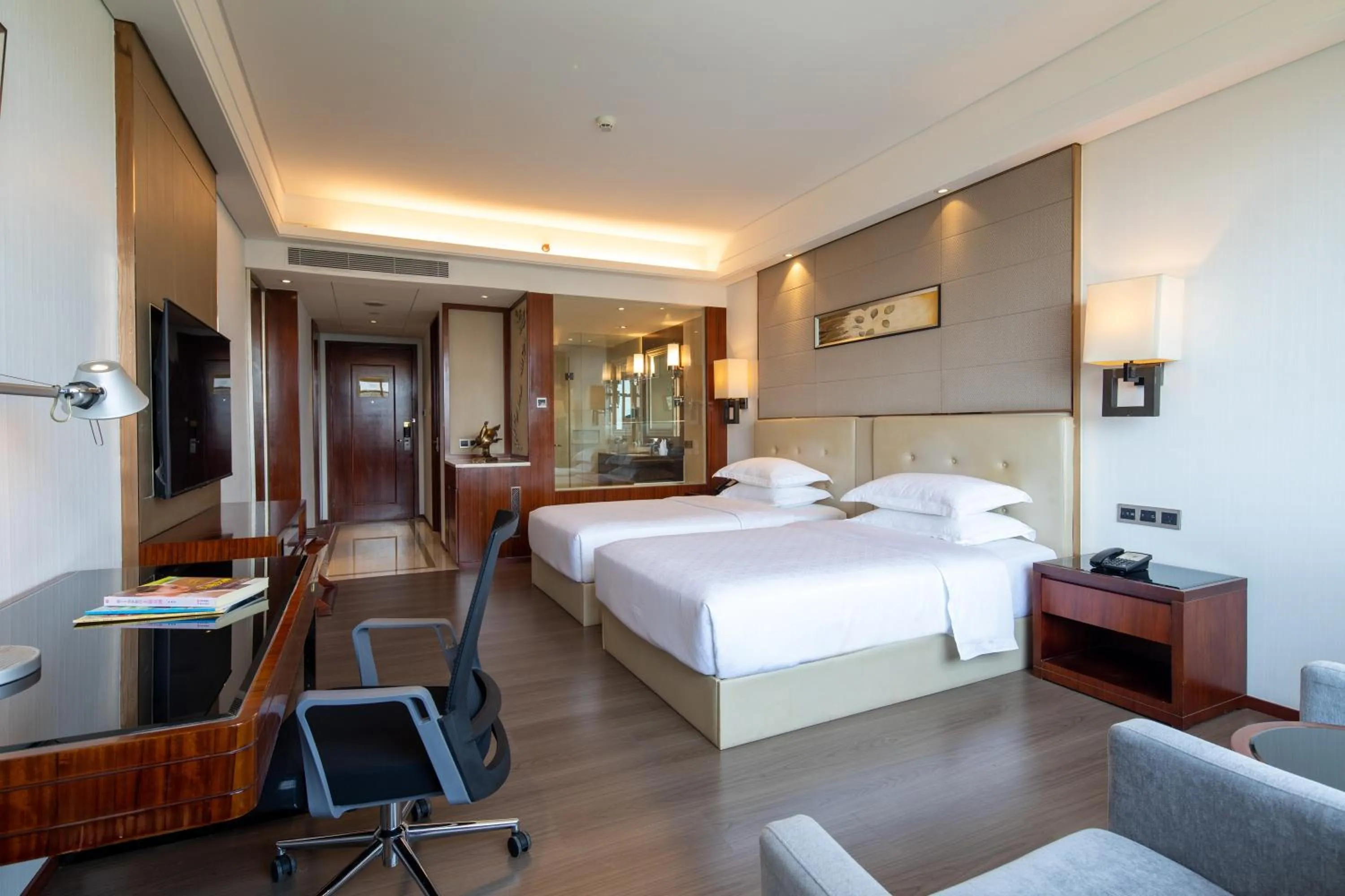 Photo of the whole room, Bed in Wyndham Garden Foshan Nanhai