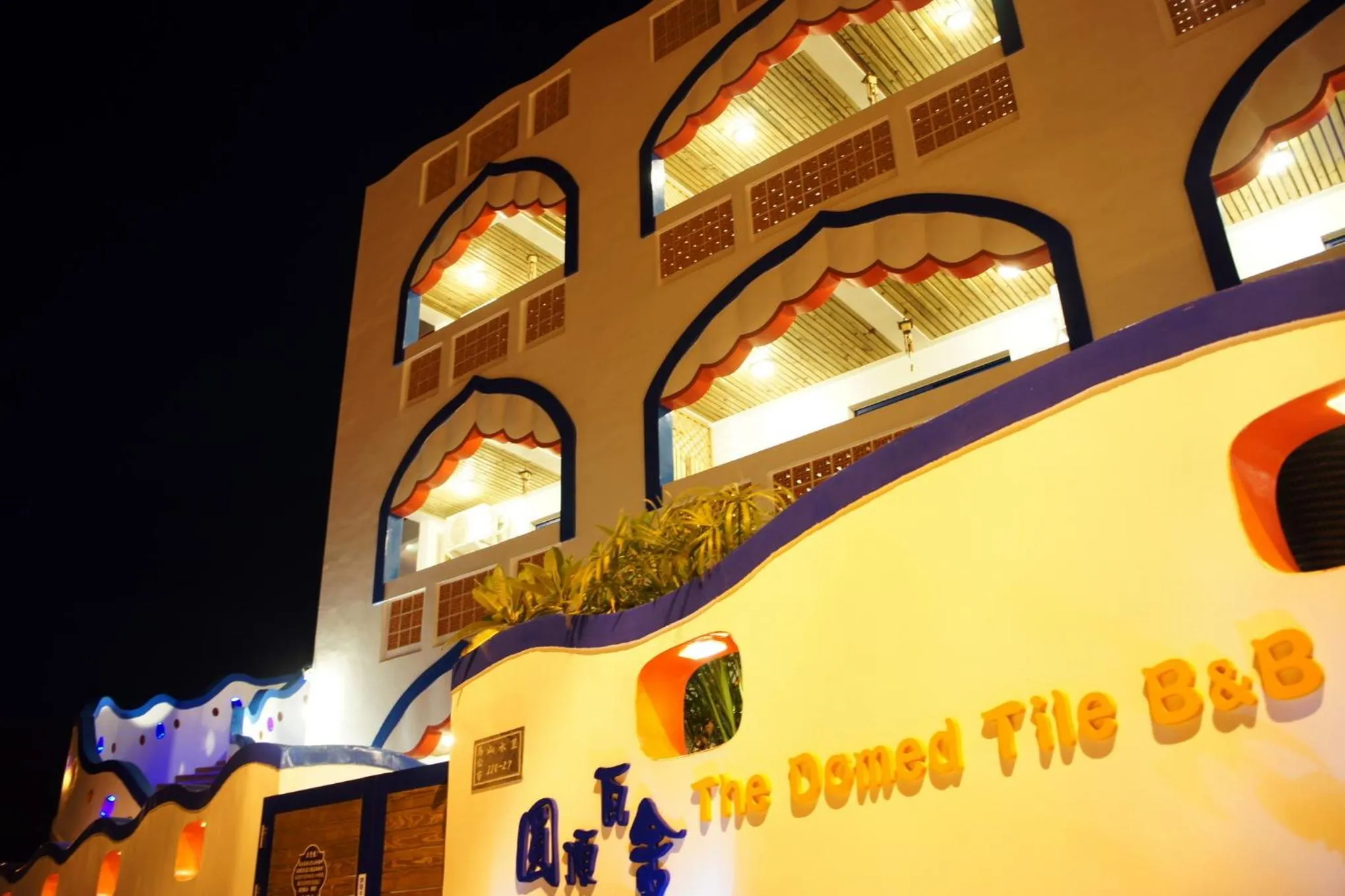 Facade/entrance in The Domed Tile B&B