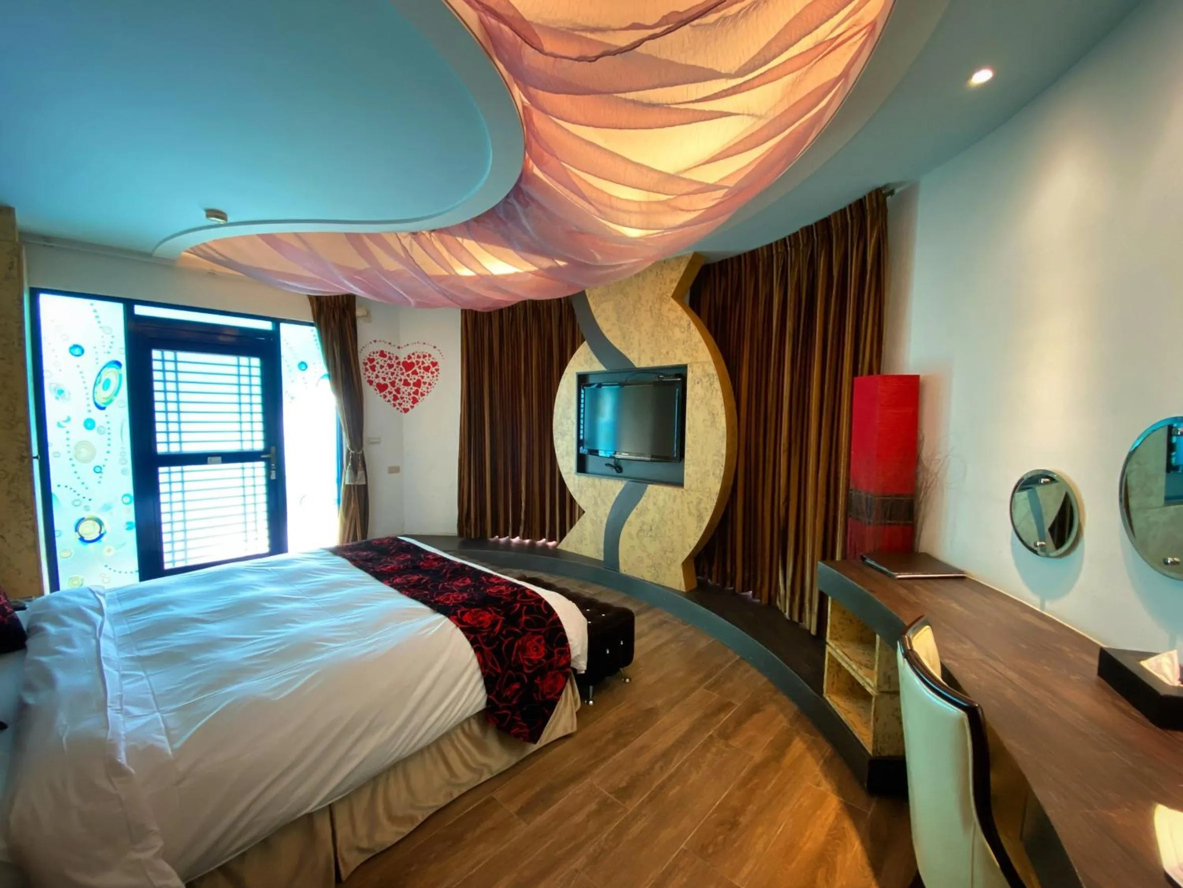 Photo of the whole room, Bed in The Domed Tile B&B