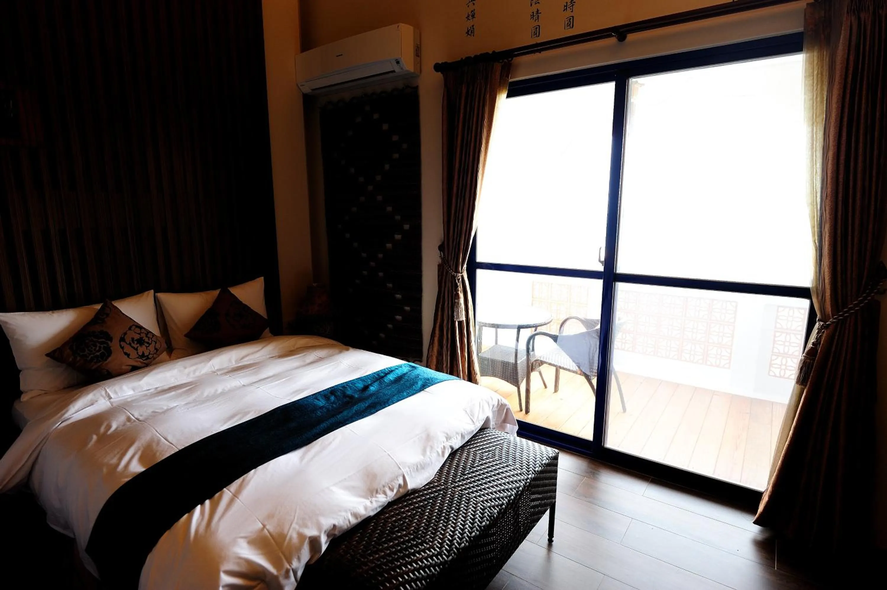 Photo of the whole room, Bed in The Domed Tile B&B