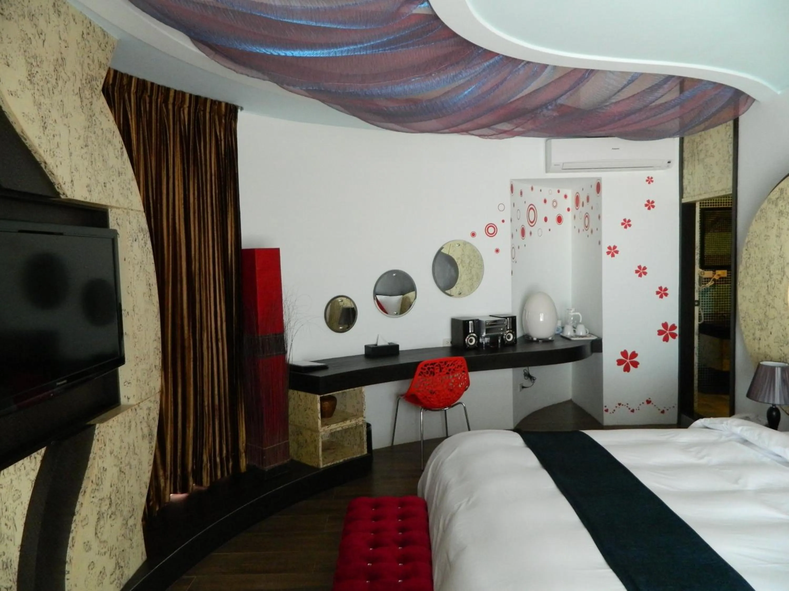 Photo of the whole room, Bed in The Domed Tile B&B