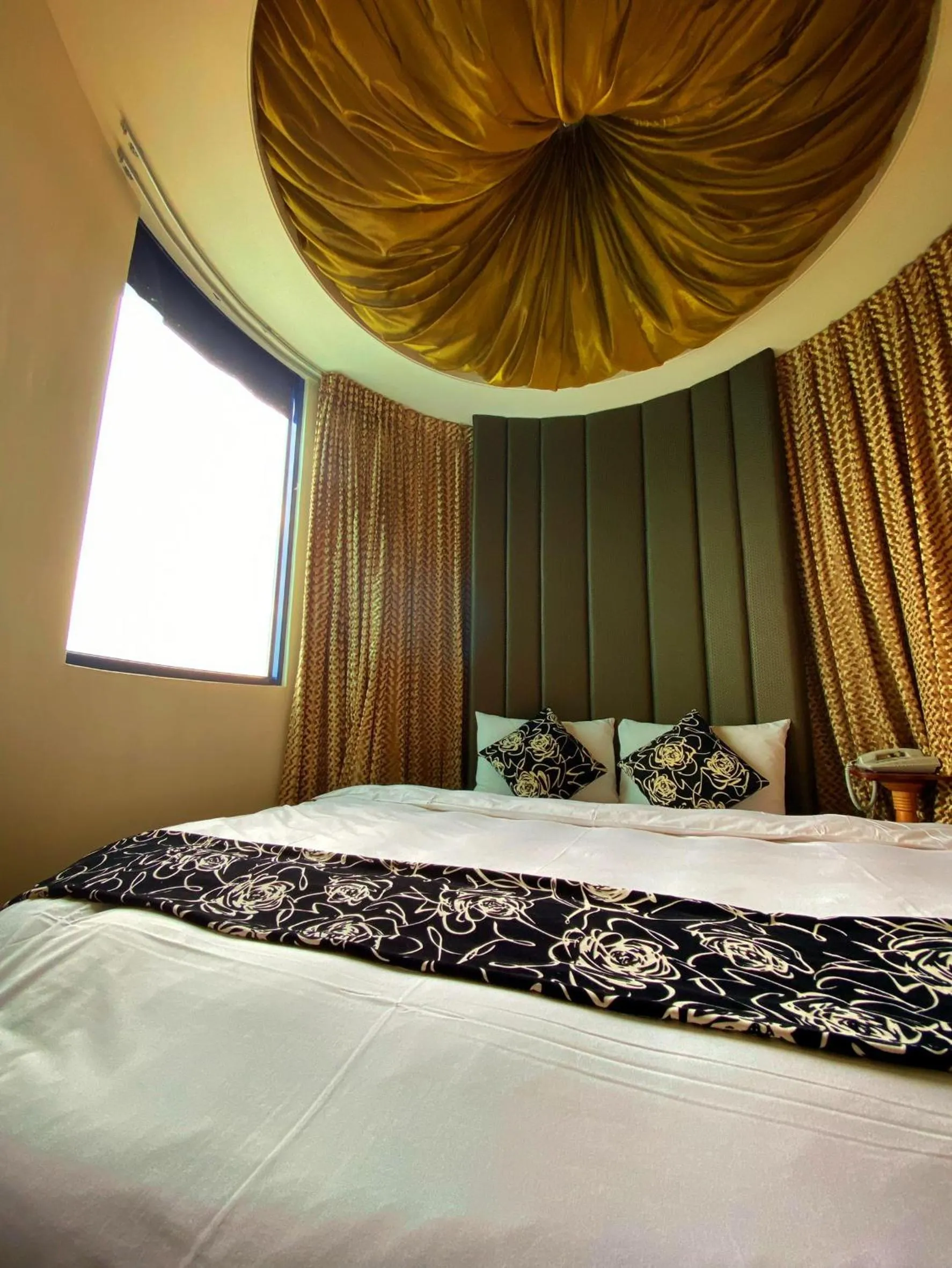 Bed in The Domed Tile B&B