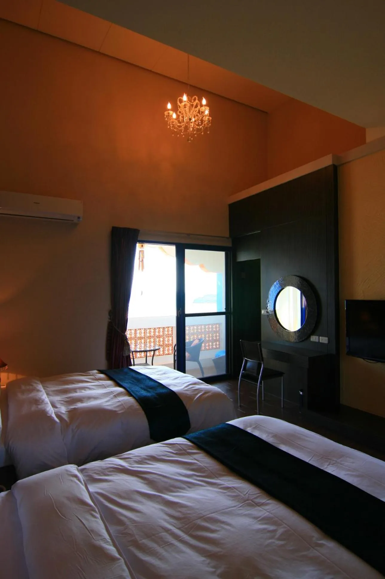 Photo of the whole room, Bed in The Domed Tile B&B