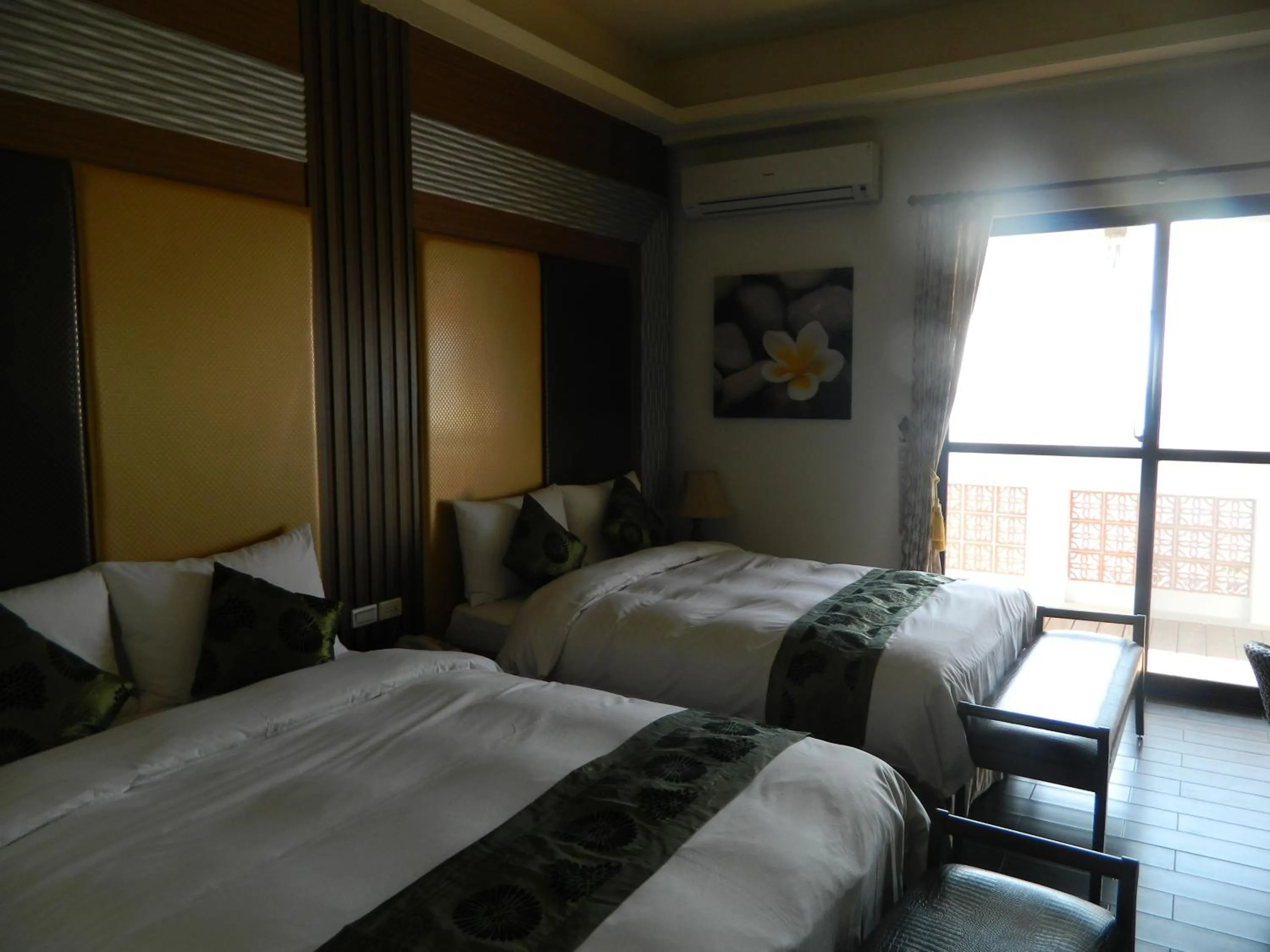 Photo of the whole room, Bed in The Domed Tile B&B