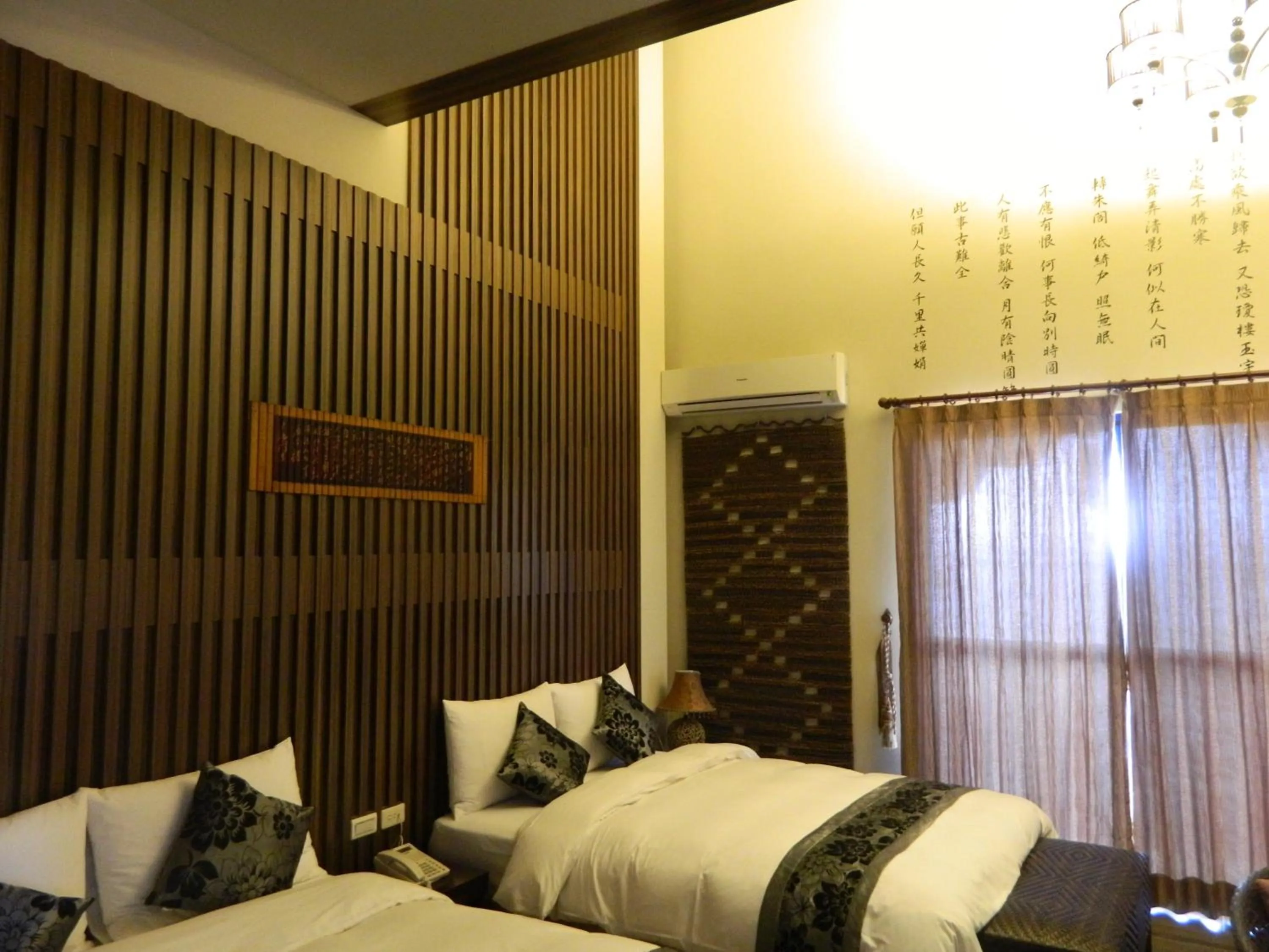 Photo of the whole room, Bed in The Domed Tile B&B