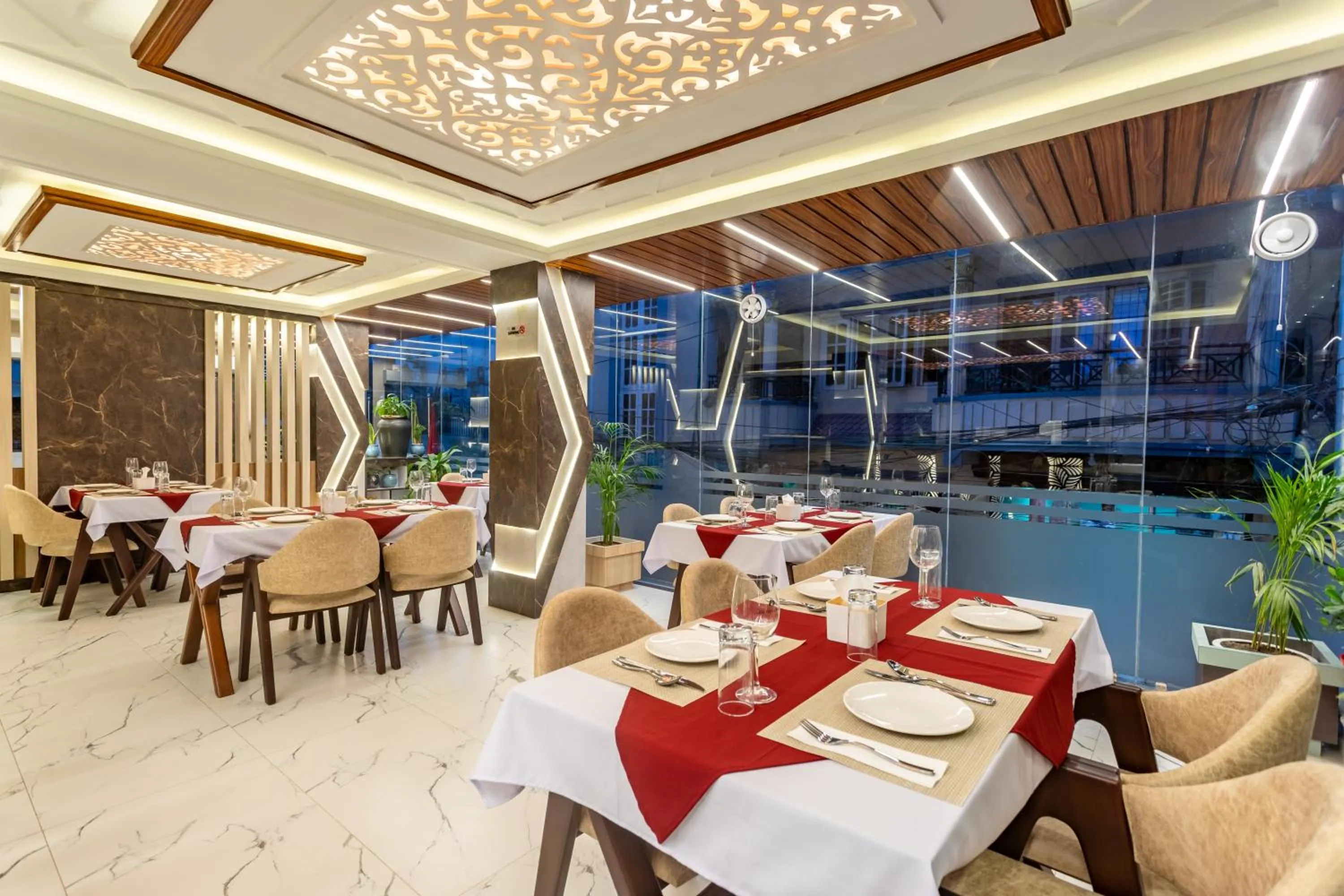 Restaurant/places to eat in Airport Diana Hotel