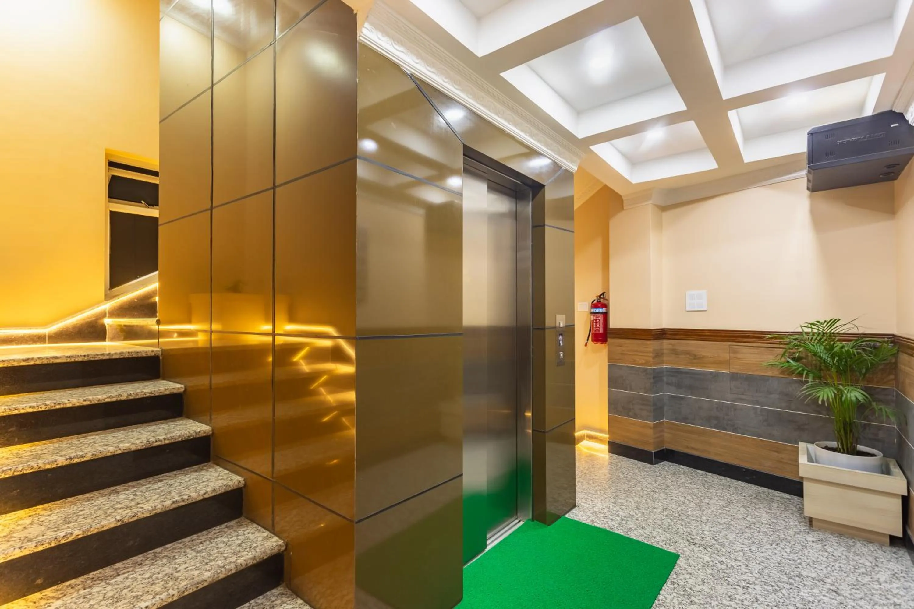 elevator in Airport Diana Hotel