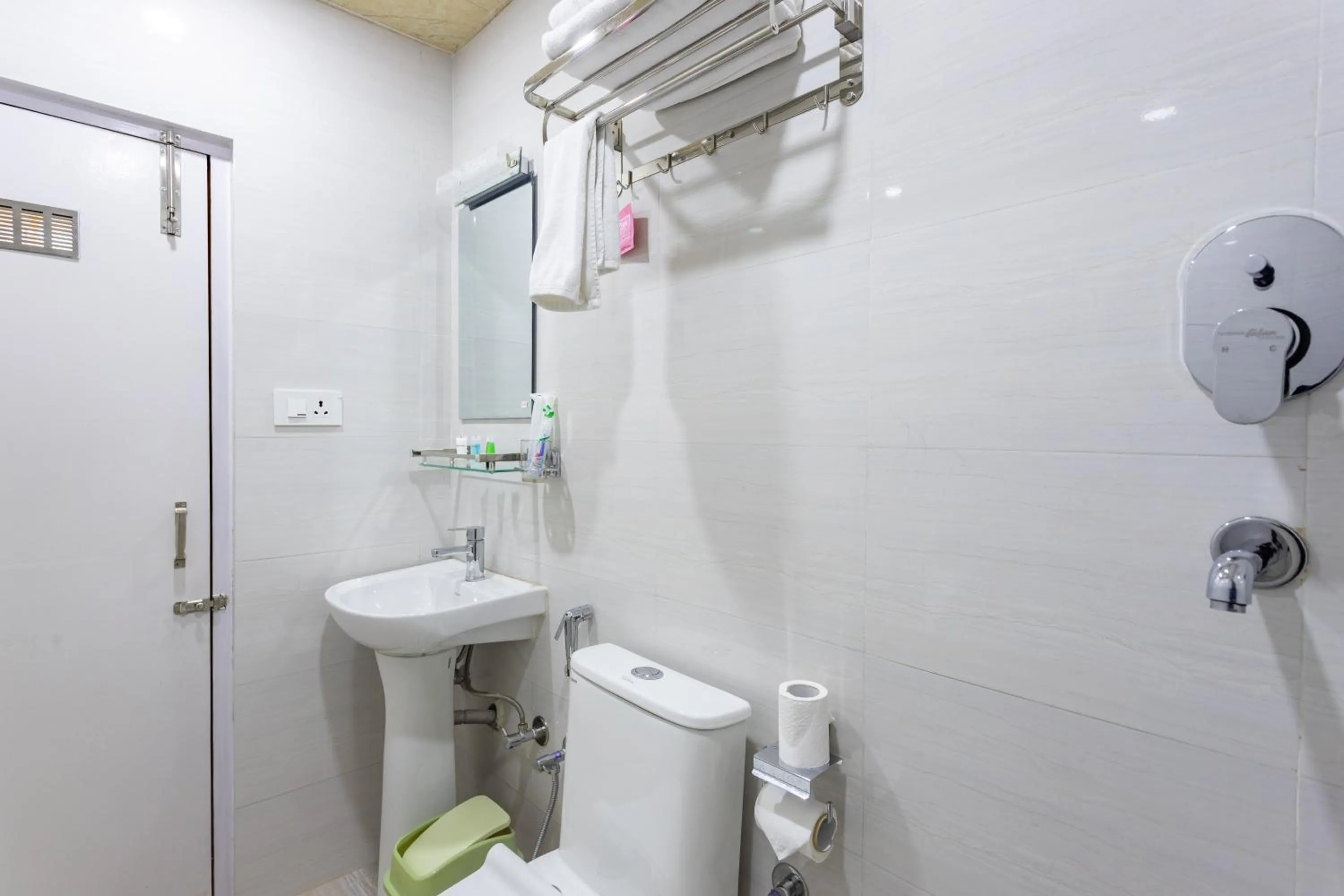 Bathroom in Airport Diana Hotel