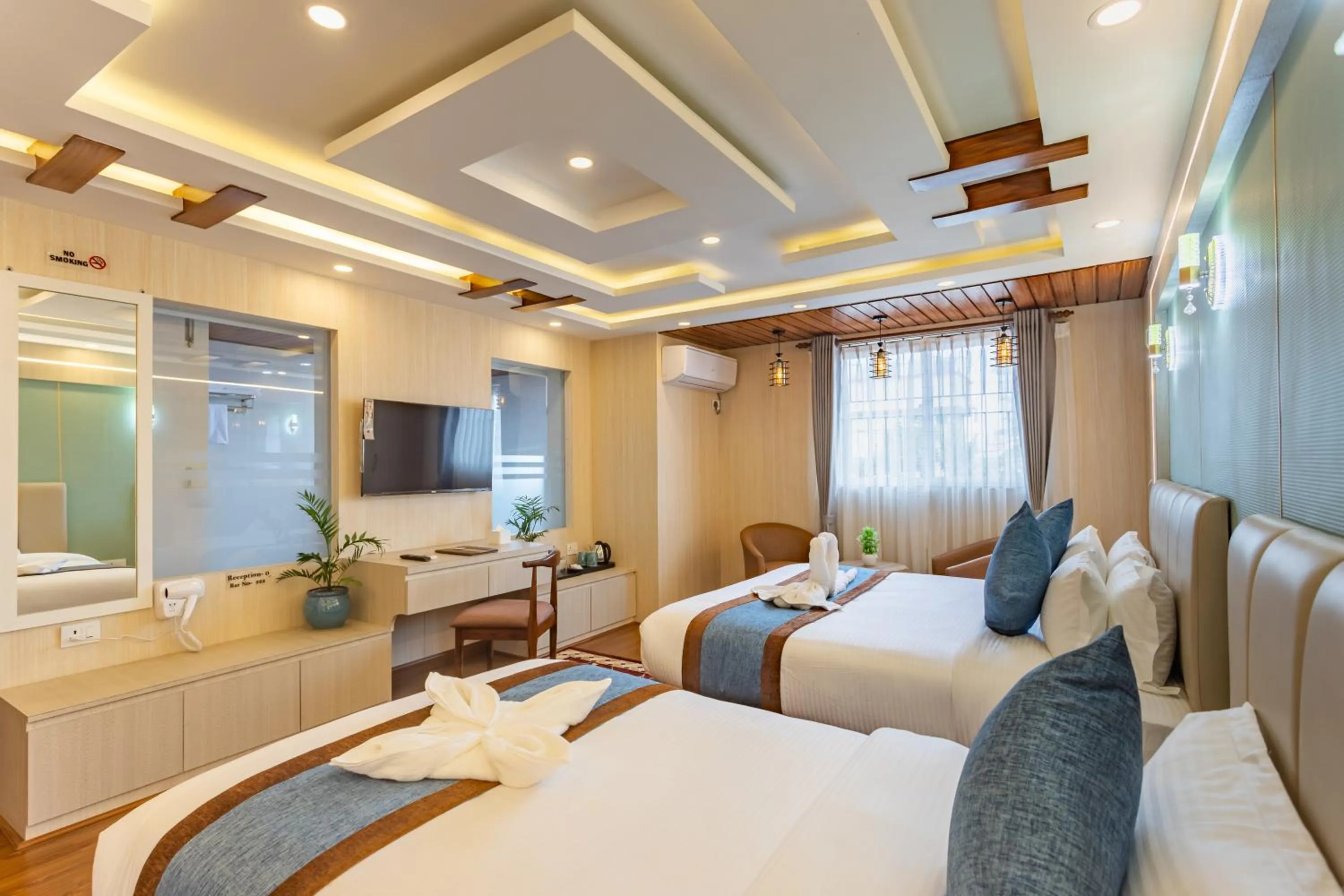 Communal lounge/ TV room, Bed in Airport Diana Hotel