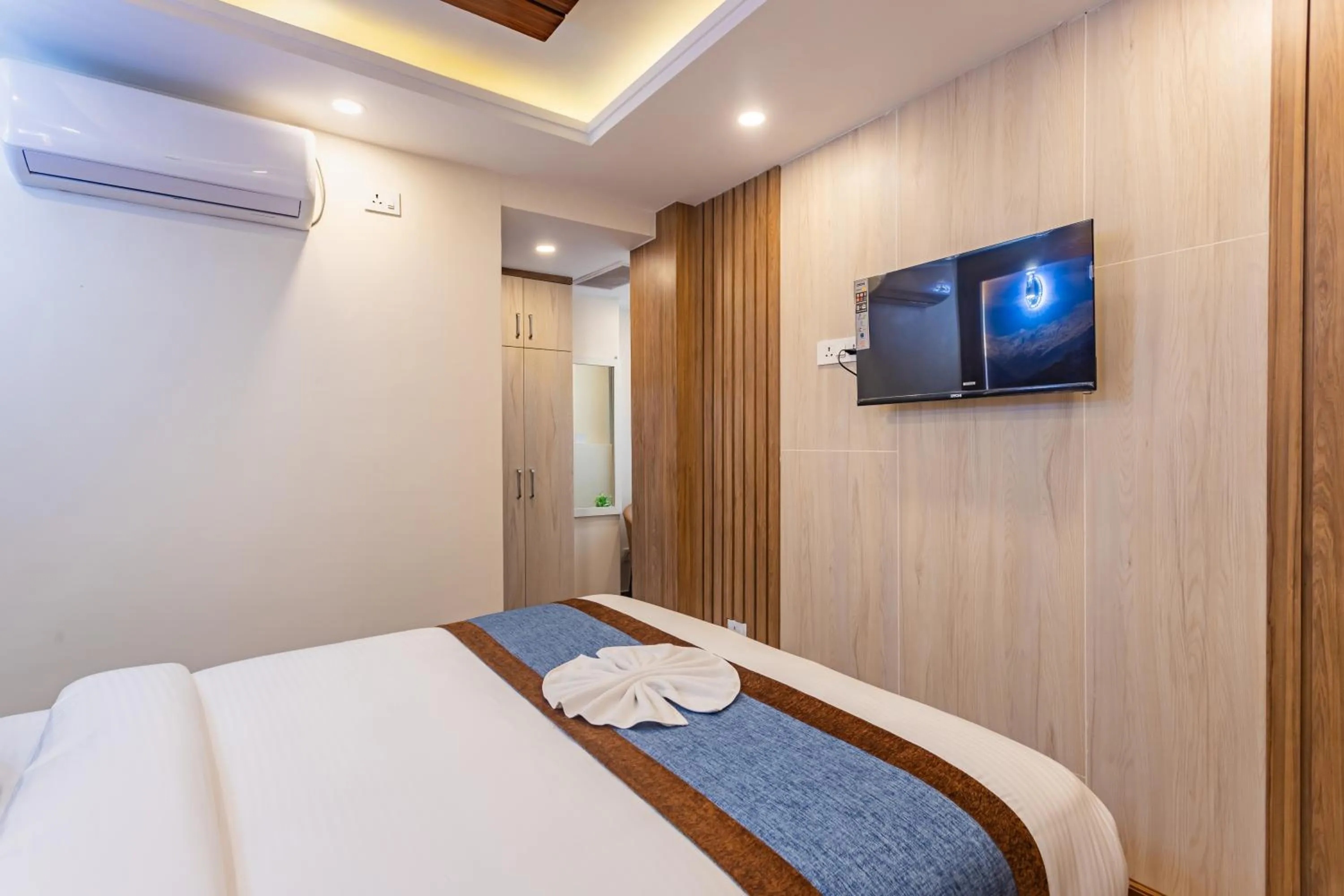 TV and multimedia, Bed in Airport Diana Hotel